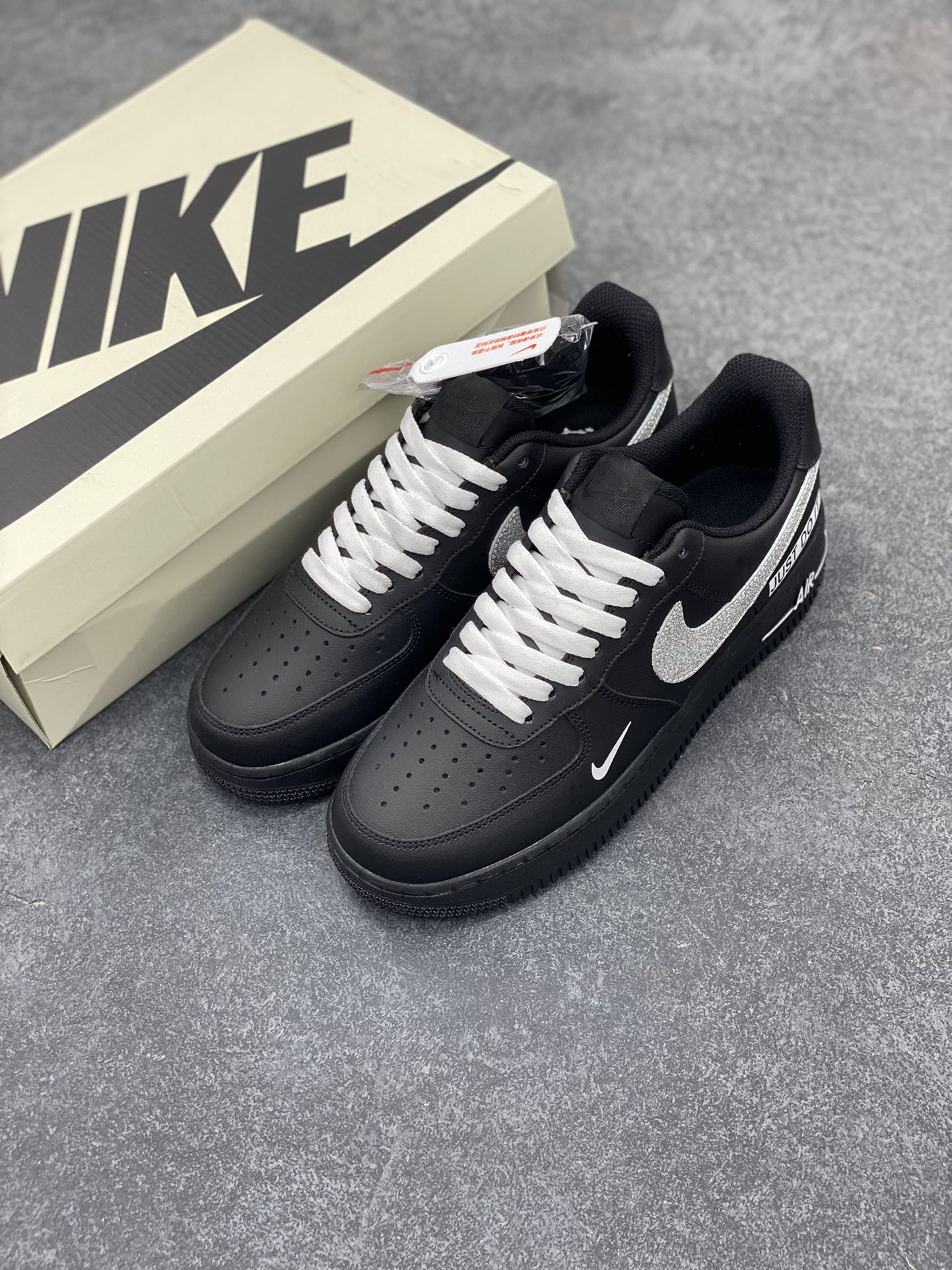 图片[8]-Nike Air Force 1 Low 黑银 Just Do It 原楦头原纸板 打造纯正空军版型 专注外贸渠道 全掌内置蜂窝气垫 原盒配件 原厂中底钢印、拉帮完美 货号：CW2288-023 尺码：36 36.5 37.5 38 38.5 39 40 40.5 41 42 42.5 43 44 44.5 45-选品中心