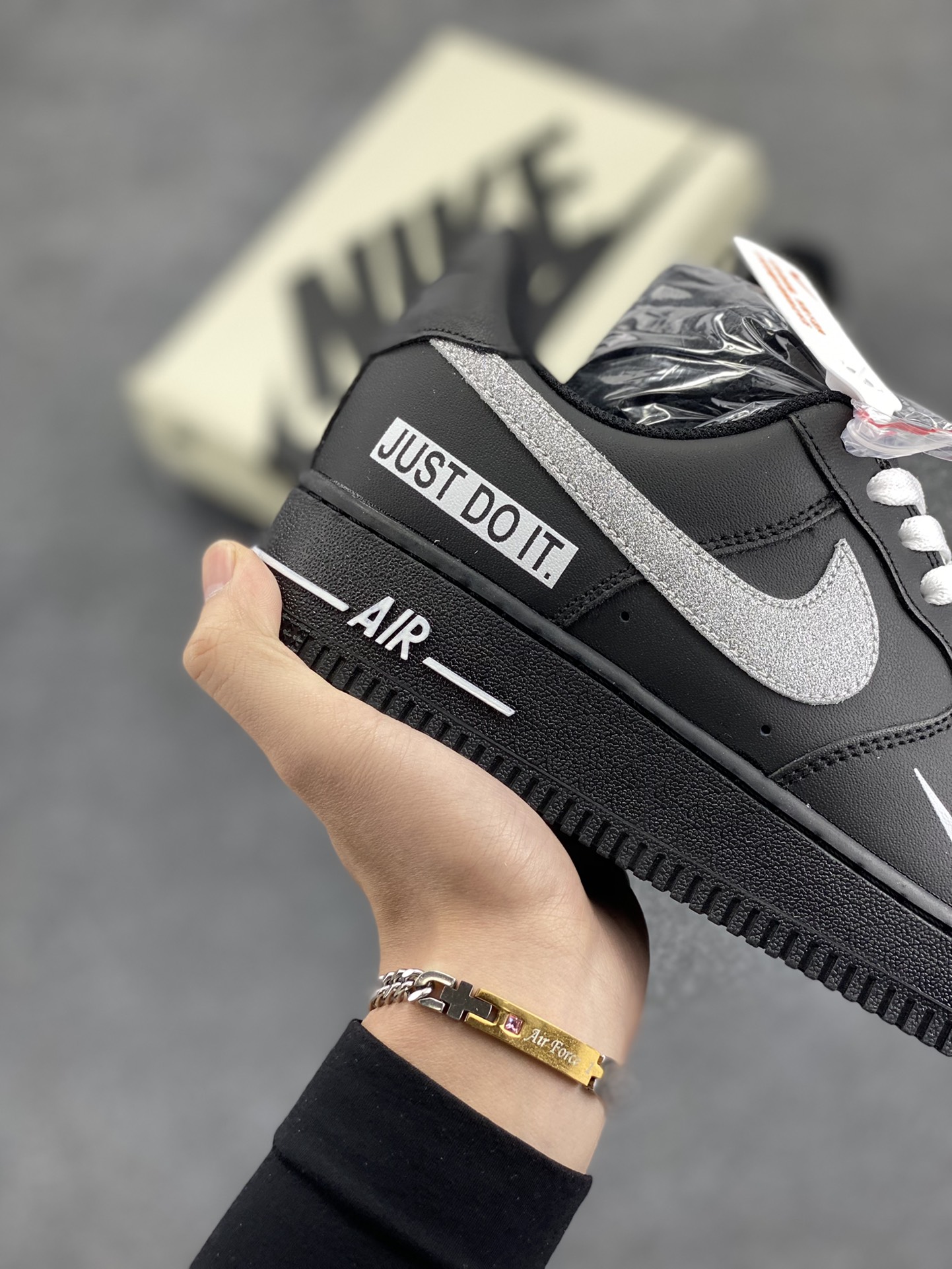 图片[6]-Nike Air Force 1 Low 黑银 Just Do It 原楦头原纸板 打造纯正空军版型 专注外贸渠道 全掌内置蜂窝气垫 原盒配件 原厂中底钢印、拉帮完美 货号：CW2288-023 尺码：36 36.5 37.5 38 38.5 39 40 40.5 41 42 42.5 43 44 44.5 45-选品中心
