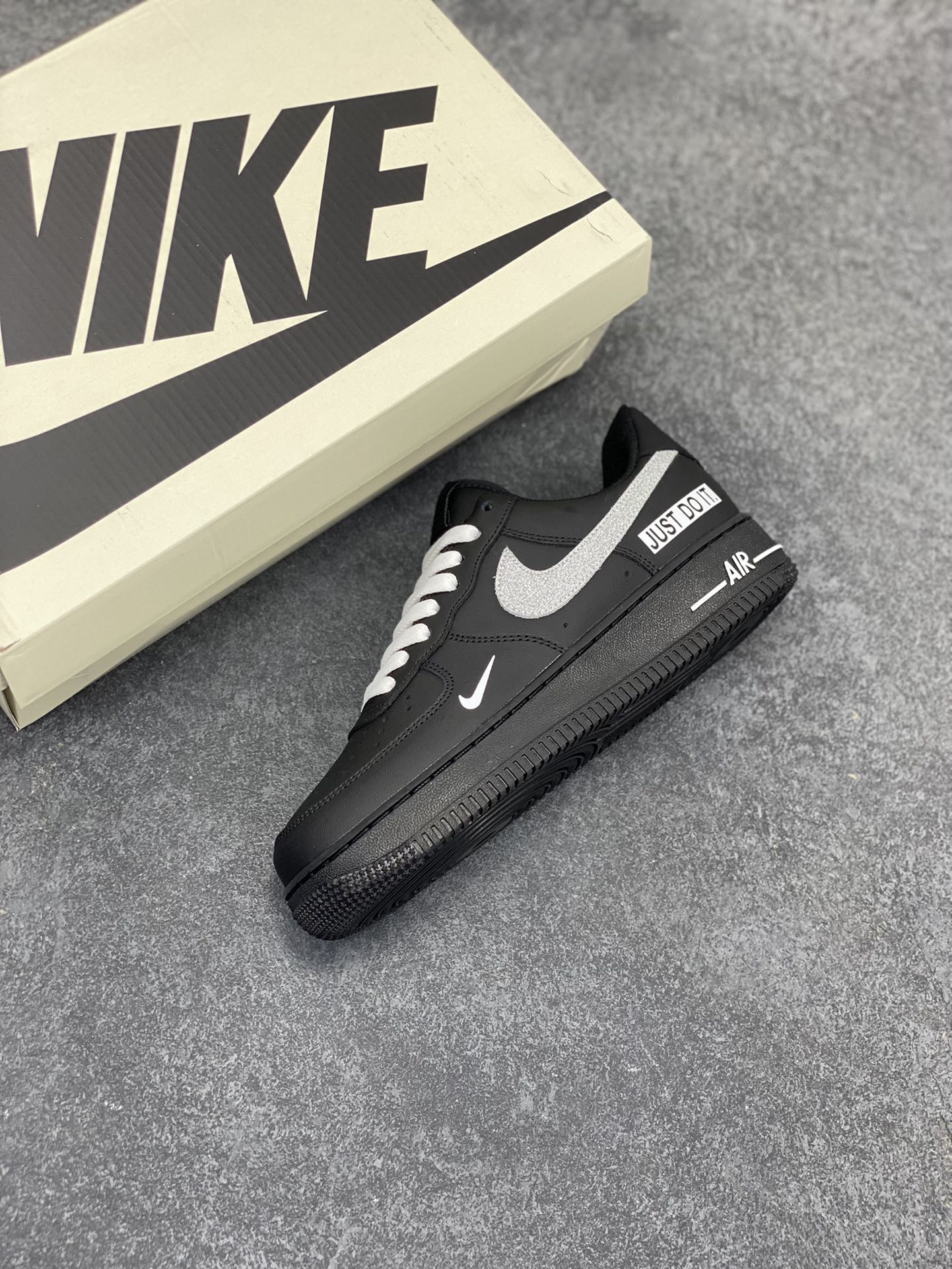 图片[7]-Nike Air Force 1 Low 黑银 Just Do It 原楦头原纸板 打造纯正空军版型 专注外贸渠道 全掌内置蜂窝气垫 原盒配件 原厂中底钢印、拉帮完美 货号：CW2288-023 尺码：36 36.5 37.5 38 38.5 39 40 40.5 41 42 42.5 43 44 44.5 45-选品中心