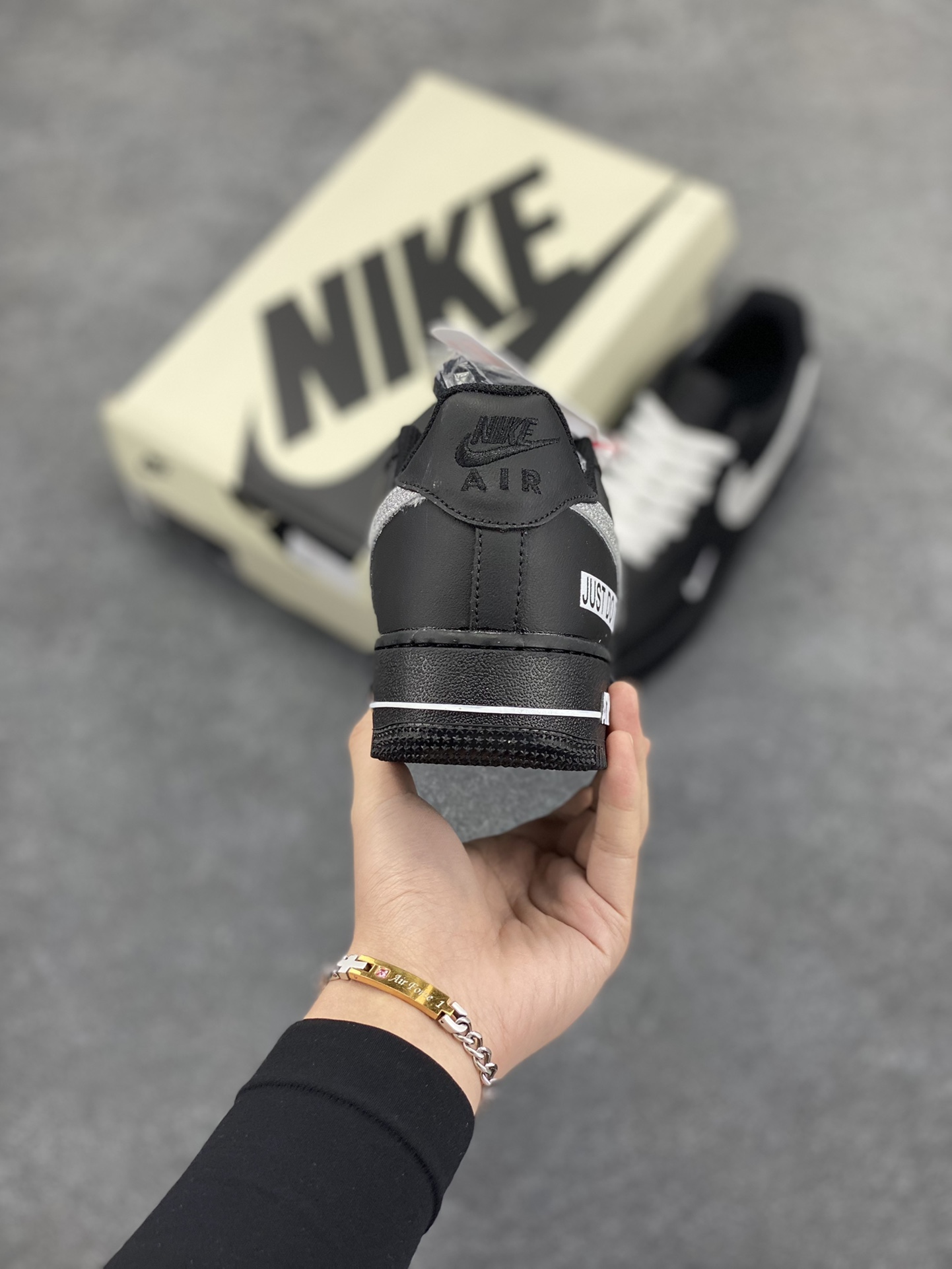 图片[4]-Nike Air Force 1 Low 黑银 Just Do It 原楦头原纸板 打造纯正空军版型 专注外贸渠道 全掌内置蜂窝气垫 原盒配件 原厂中底钢印、拉帮完美 货号：CW2288-023 尺码：36 36.5 37.5 38 38.5 39 40 40.5 41 42 42.5 43 44 44.5 45-选品中心