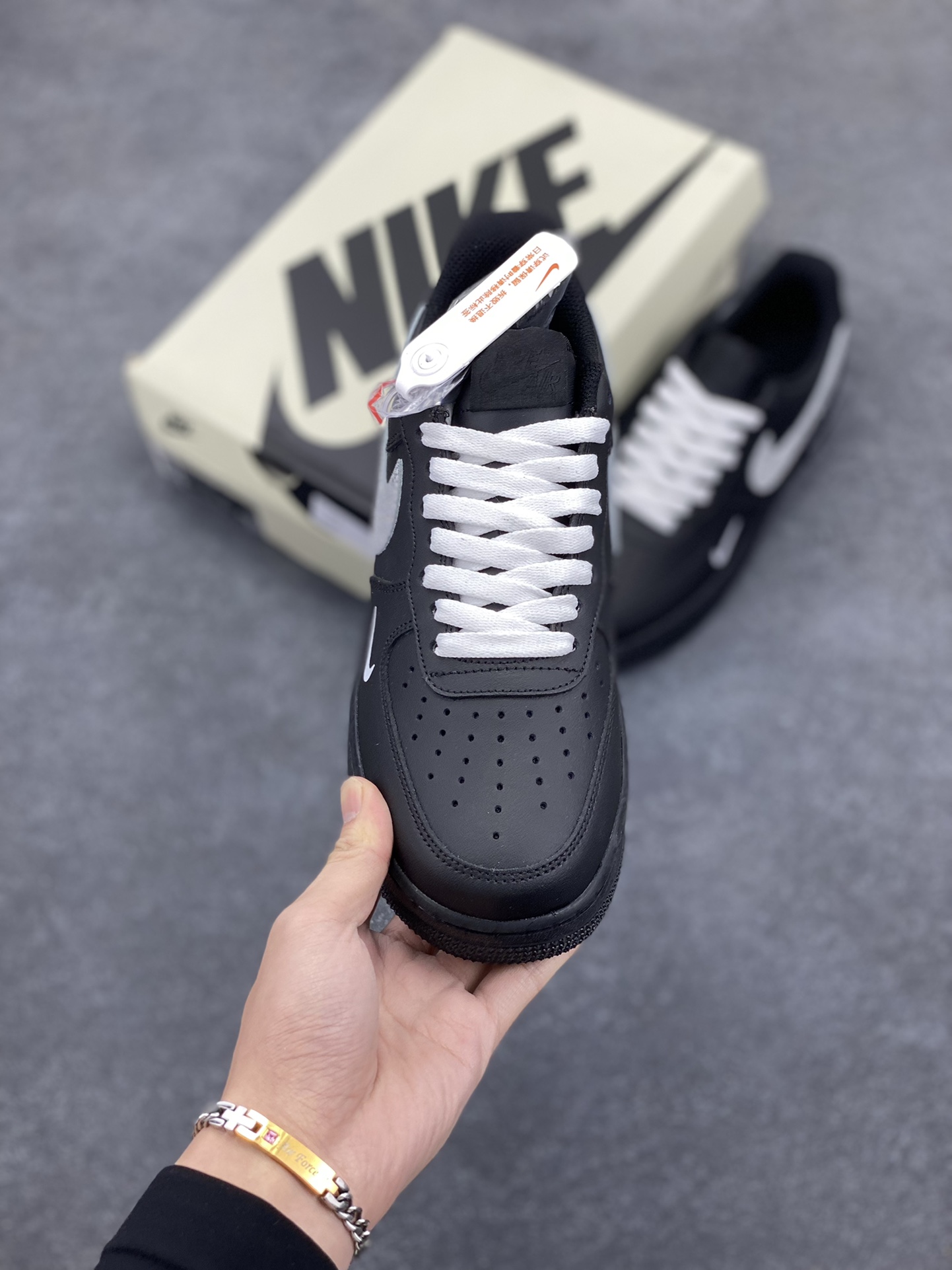 图片[2]-Nike Air Force 1 Low 黑银 Just Do It 原楦头原纸板 打造纯正空军版型 专注外贸渠道 全掌内置蜂窝气垫 原盒配件 原厂中底钢印、拉帮完美 货号：CW2288-023 尺码：36 36.5 37.5 38 38.5 39 40 40.5 41 42 42.5 43 44 44.5 45-选品中心