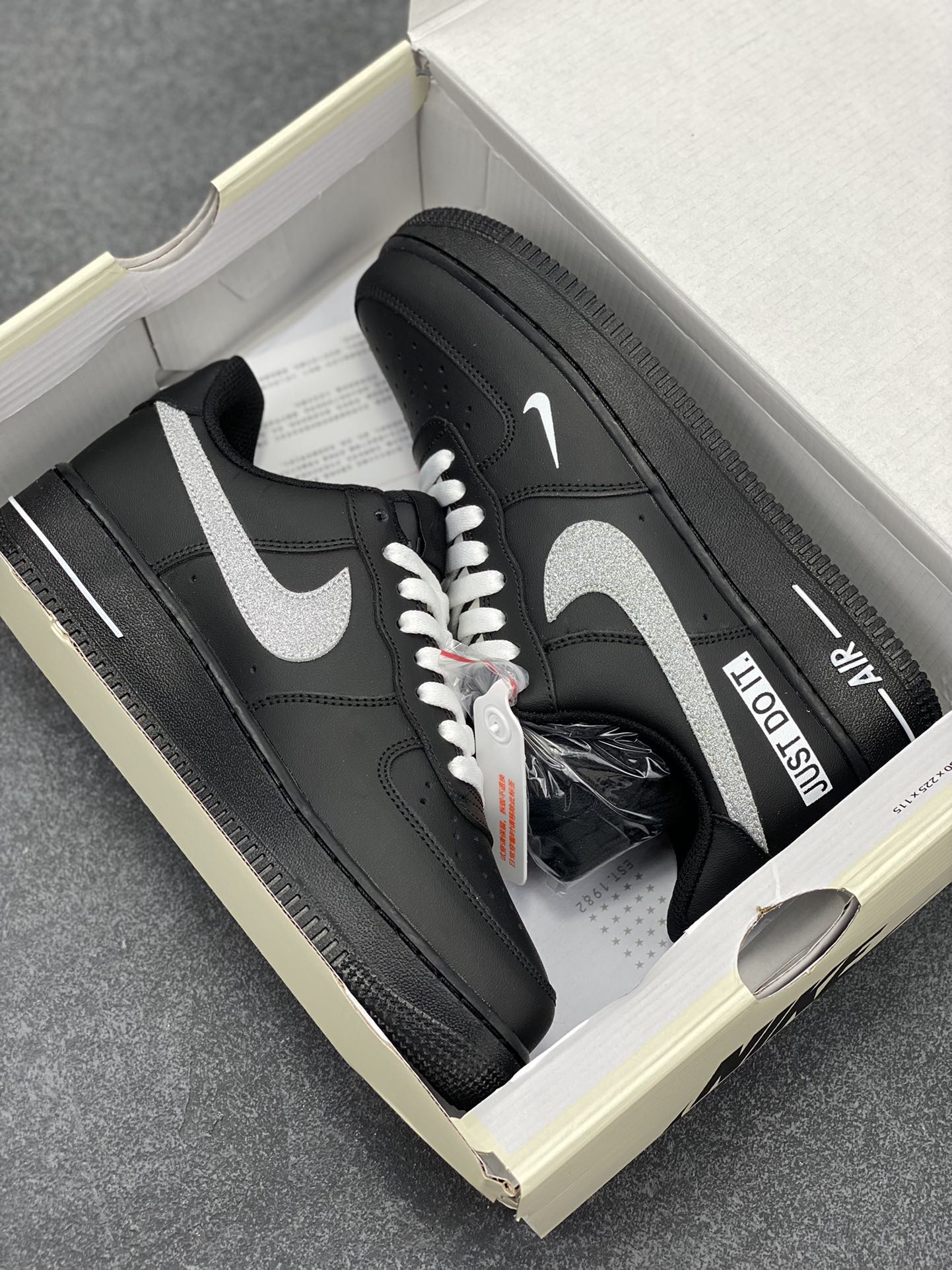 图片[9]-Nike Air Force 1 Low 黑银 Just Do It 原楦头原纸板 打造纯正空军版型 专注外贸渠道 全掌内置蜂窝气垫 原盒配件 原厂中底钢印、拉帮完美 货号：CW2288-023 尺码：36 36.5 37.5 38 38.5 39 40 40.5 41 42 42.5 43 44 44.5 45-选品中心