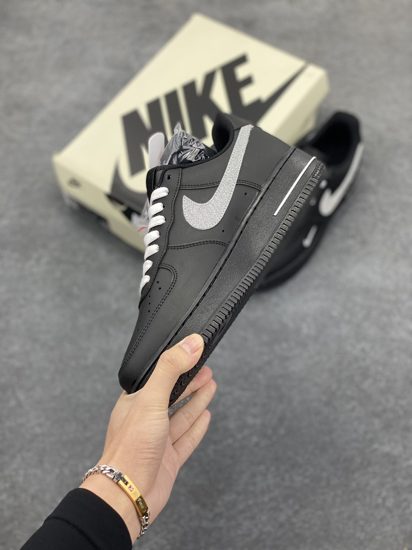 图片[3]-Nike Air Force 1 Low 黑银 Just Do It 原楦头原纸板 打造纯正空军版型 专注外贸渠道 全掌内置蜂窝气垫 原盒配件 原厂中底钢印、拉帮完美 货号：CW2288-023 尺码：36 36.5 37.5 38 38.5 39 40 40.5 41 42 42.5 43 44 44.5 45-选品中心