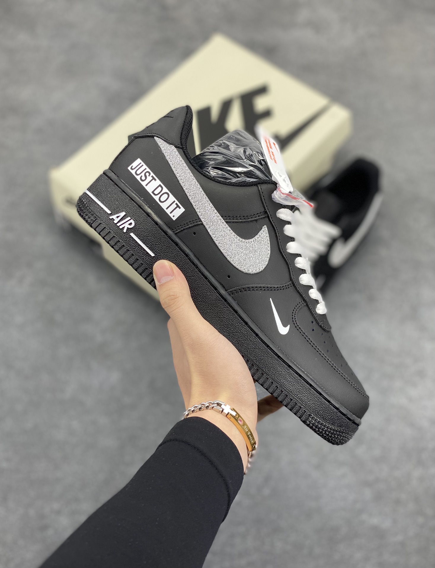 Nike Air Force 1 Low 黑银 Just Do It 原楦头原纸板 打造纯正空军版型 专注外贸渠道 全掌内置蜂窝气垫 原盒配件 原厂中底钢印、拉帮完美 货号：CW2288-023 尺码：36 36.5 37.5 38 38.5 39 40 40.5 41 42 42.5 43 44 44.5 45-选品中心