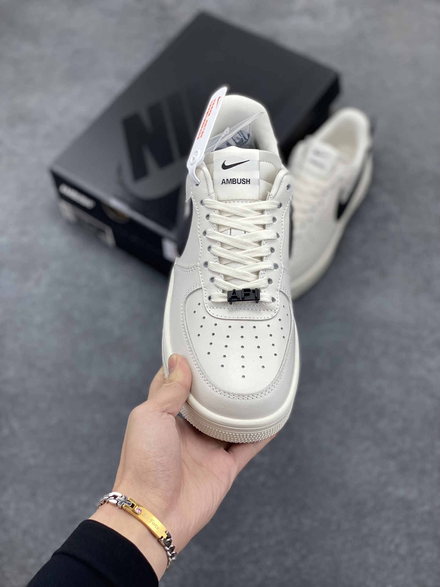 图片[2]-韩裔美籍设计师Yoon Ahn主理时尚品牌AMBUSH x Nike Air Force 1 Low SP\”Phantom\”空军一号宽底版系列低帮百搭休闲运动板鞋“联名米白黑大钩” 原楦头原纸板 打造纯正空军版型 专注外贸渠道 全掌内置蜂窝气垫 原盒配件 原厂中底钢印、拉帮完美 货号：DV3464-002 尺码：36 36.5 37.5 38 38.5 39 40 40.5 41 42 42.5 43 44 44.5 45-选品中心