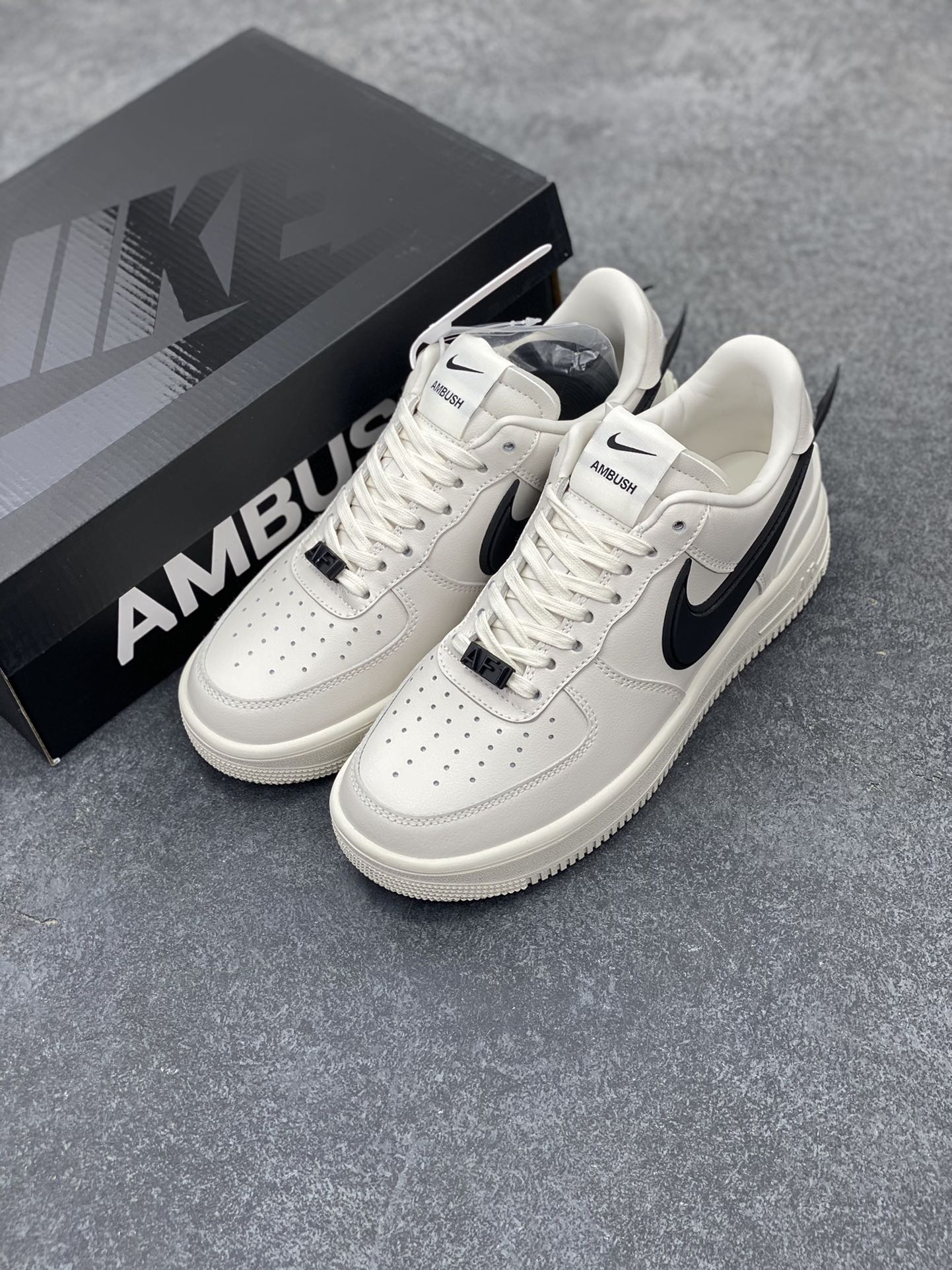 图片[8]-韩裔美籍设计师Yoon Ahn主理时尚品牌AMBUSH x Nike Air Force 1 Low SP\”Phantom\”空军一号宽底版系列低帮百搭休闲运动板鞋“联名米白黑大钩” 原楦头原纸板 打造纯正空军版型 专注外贸渠道 全掌内置蜂窝气垫 原盒配件 原厂中底钢印、拉帮完美 货号：DV3464-002 尺码：36 36.5 37.5 38 38.5 39 40 40.5 41 42 42.5 43 44 44.5 45-选品中心