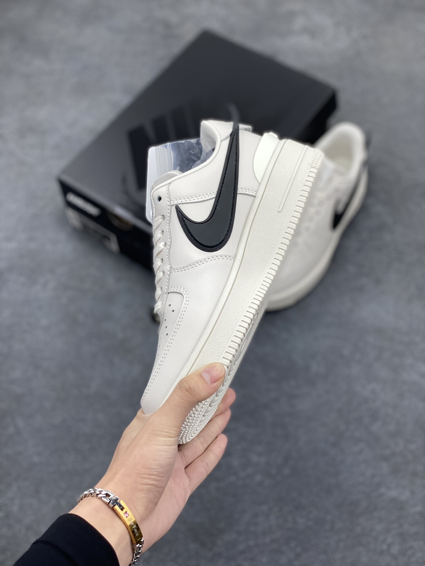 图片[3]-韩裔美籍设计师Yoon Ahn主理时尚品牌AMBUSH x Nike Air Force 1 Low SP\”Phantom\”空军一号宽底版系列低帮百搭休闲运动板鞋“联名米白黑大钩” 原楦头原纸板 打造纯正空军版型 专注外贸渠道 全掌内置蜂窝气垫 原盒配件 原厂中底钢印、拉帮完美 货号：DV3464-002 尺码：36 36.5 37.5 38 38.5 39 40 40.5 41 42 42.5 43 44 44.5 45-选品中心