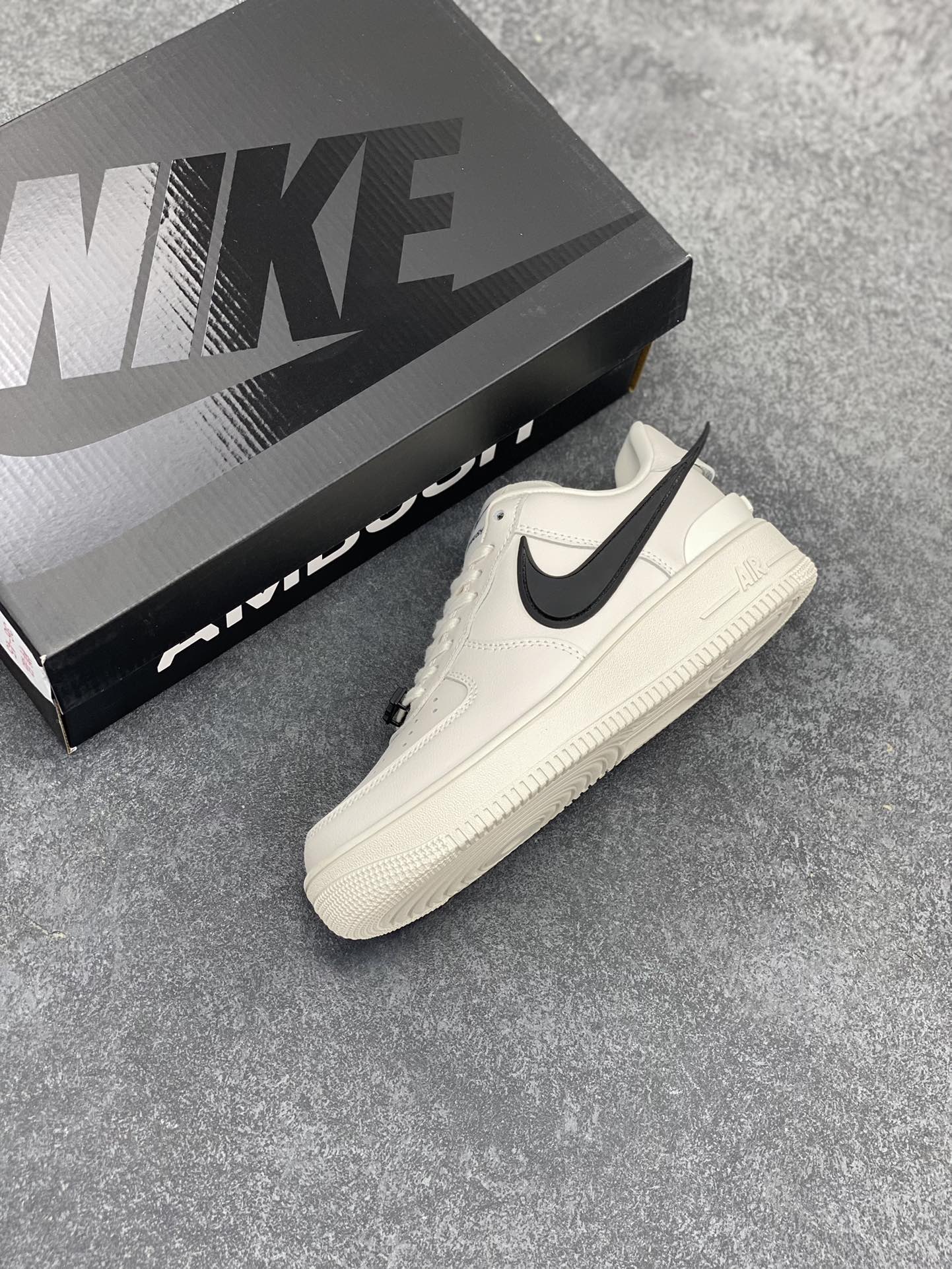 图片[7]-韩裔美籍设计师Yoon Ahn主理时尚品牌AMBUSH x Nike Air Force 1 Low SP\”Phantom\”空军一号宽底版系列低帮百搭休闲运动板鞋“联名米白黑大钩” 原楦头原纸板 打造纯正空军版型 专注外贸渠道 全掌内置蜂窝气垫 原盒配件 原厂中底钢印、拉帮完美 货号：DV3464-002 尺码：36 36.5 37.5 38 38.5 39 40 40.5 41 42 42.5 43 44 44.5 45-选品中心