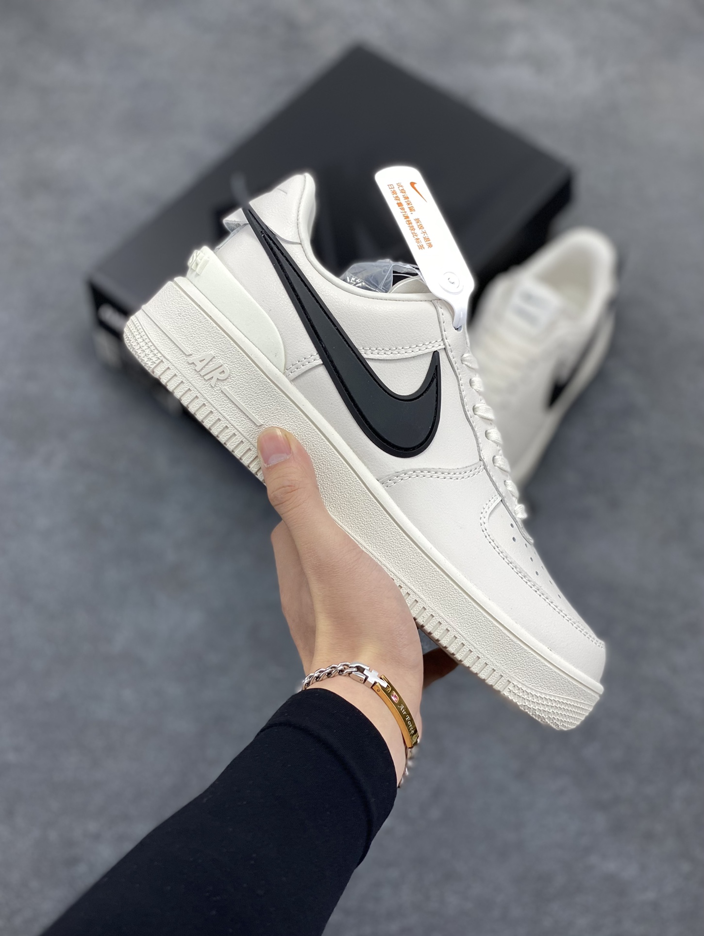 韩裔美籍设计师Yoon Ahn主理时尚品牌AMBUSH x Nike Air Force 1 Low SP\”Phantom\”空军一号宽底版系列低帮百搭休闲运动板鞋“联名米白黑大钩” 原楦头原纸板 打造纯正空军版型 专注外贸渠道 全掌内置蜂窝气垫 原盒配件 原厂中底钢印、拉帮完美 货号：DV3464-002 尺码：36 36.5 37.5 38 38.5 39 40 40.5 41 42 42.5 43 44 44.5 45-选品中心