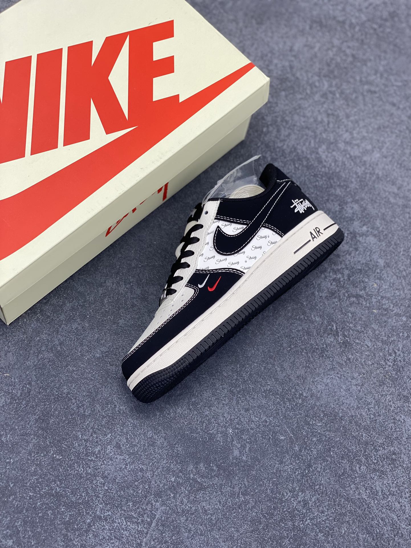 图片[7]-NIke Air Force 1 \’07 Low “斯图西联名–米黑小双勾”空军一号 低帮 运动鞋 休闲鞋 折边针车 工艺难度大 原楦头原纸板 原装鞋盒 定制五金配件 内置全掌气垫 原厂鞋底 货号：SJ6698-010 尺码：36 36.5 37.5 38 38.5 39 40 40.5 41 42 42.5 43 44 44.5 45-选品中心