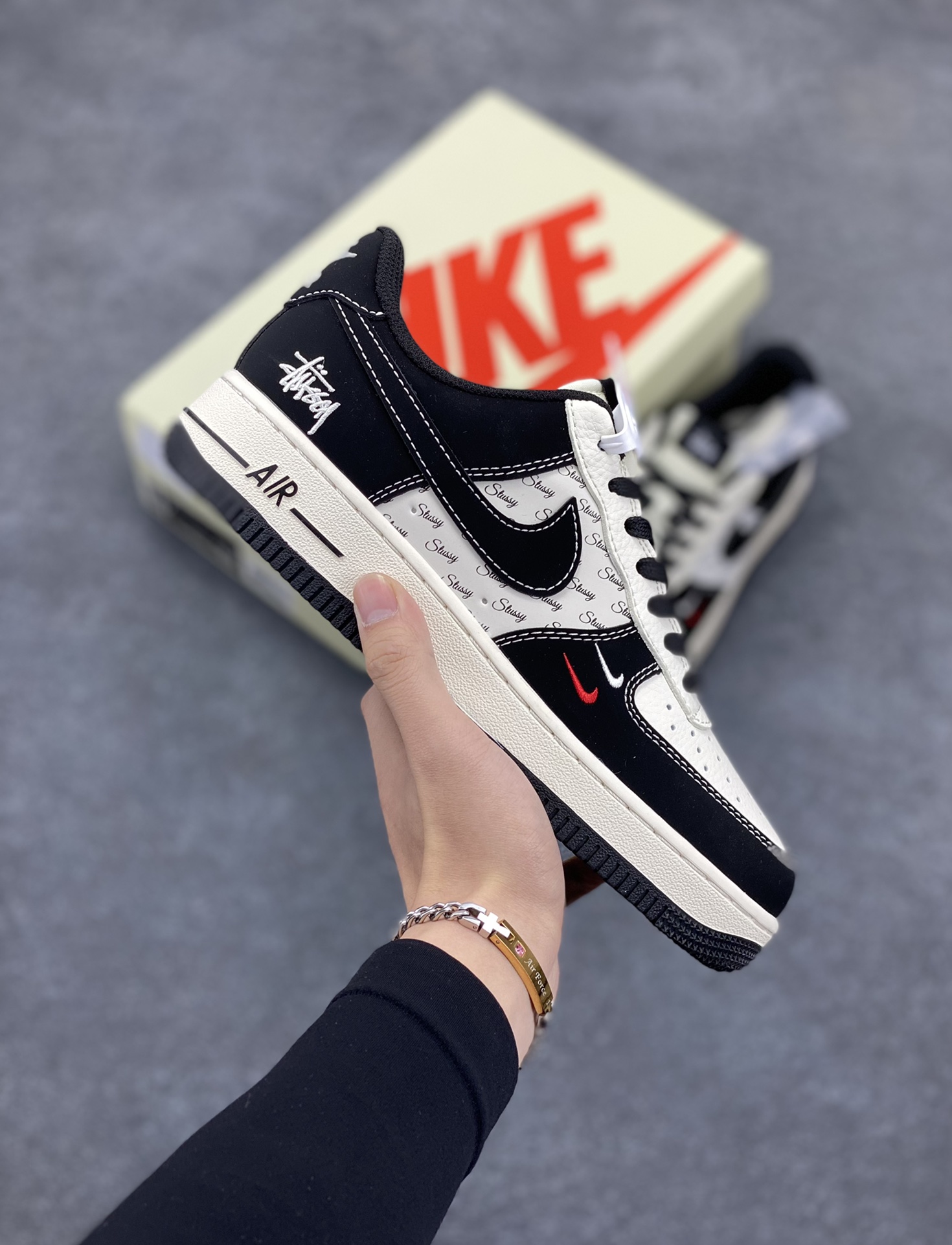 NIke Air Force 1 \'07 Low “斯图西联名--米黑小双勾”空军一号 低帮 运动鞋 休闲鞋 折边针车 工艺难度大 原楦头原纸板 原装鞋盒 定制五金配件 内置全掌气垫 原厂鞋底 货号：SJ6698-010 尺码：36 36.5 37.5 38 38.5 39 40 40.5 41 42 42.5 43 44 44.5 45-选品中心