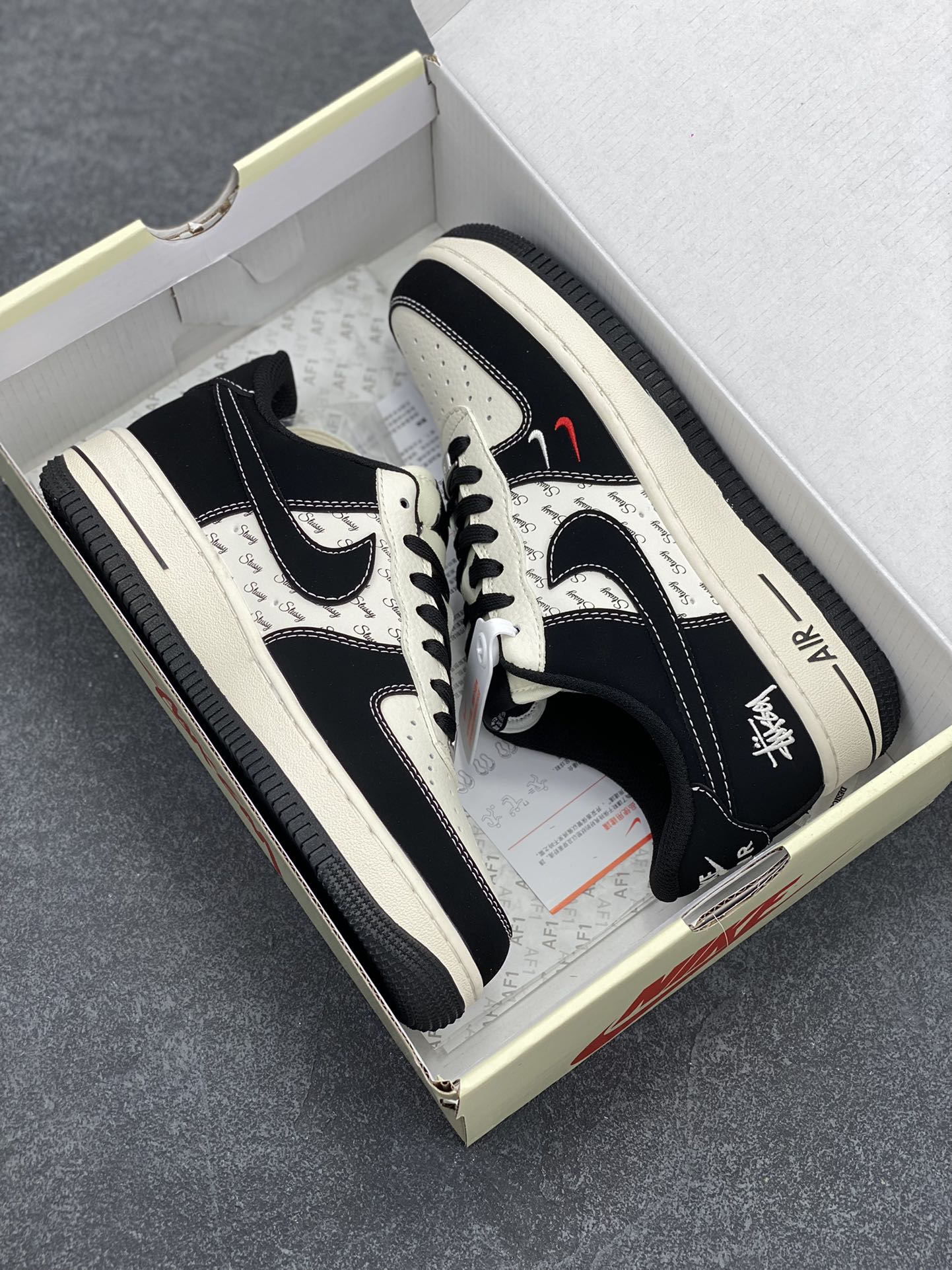 图片[9]-NIke Air Force 1 \’07 Low “斯图西联名–米黑小双勾”空军一号 低帮 运动鞋 休闲鞋 折边针车 工艺难度大 原楦头原纸板 原装鞋盒 定制五金配件 内置全掌气垫 原厂鞋底 货号：SJ6698-010 尺码：36 36.5 37.5 38 38.5 39 40 40.5 41 42 42.5 43 44 44.5 45-选品中心