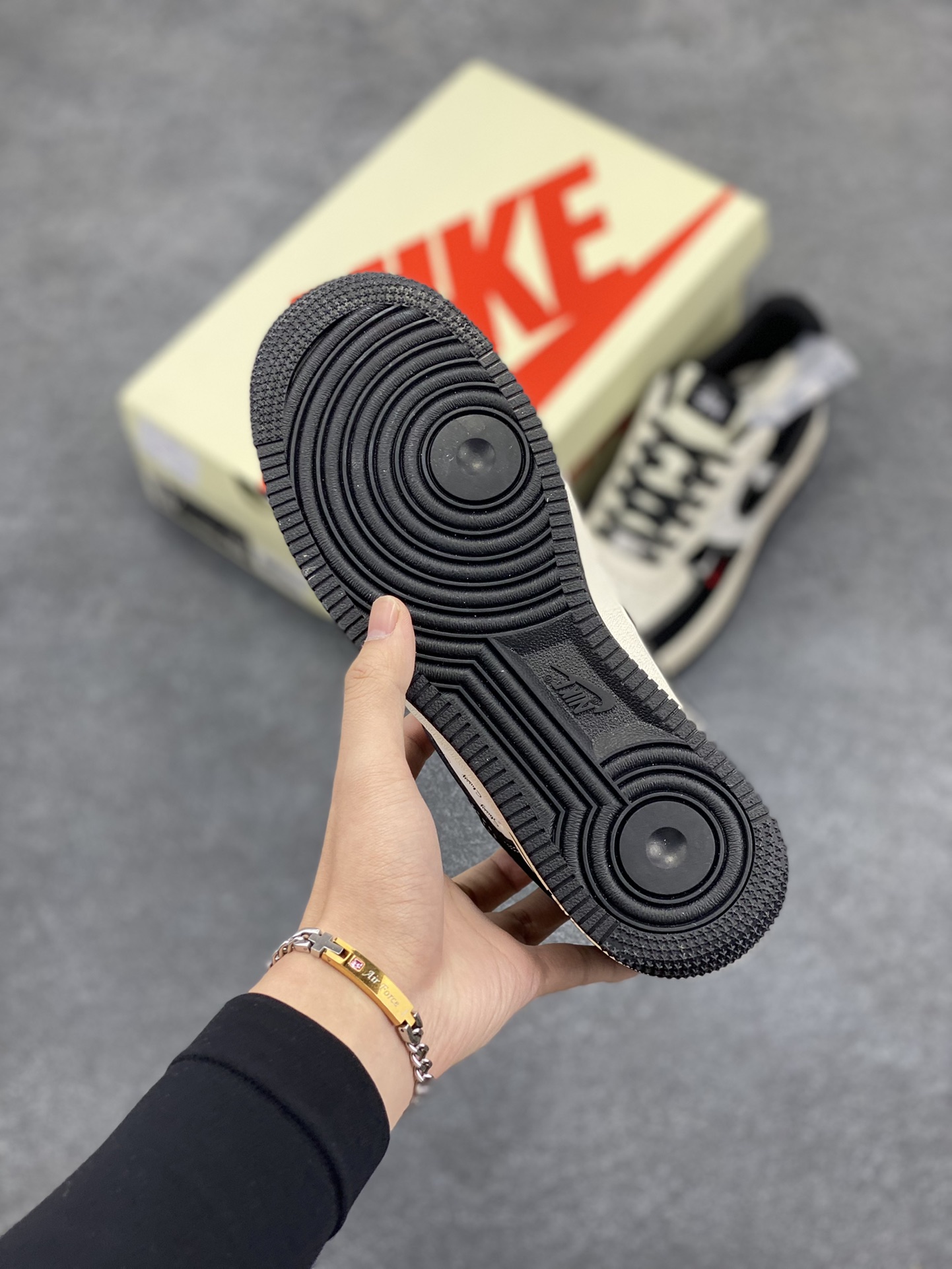 图片[5]-NIke Air Force 1 \’07 Low “斯图西联名–米黑小双勾”空军一号 低帮 运动鞋 休闲鞋 折边针车 工艺难度大 原楦头原纸板 原装鞋盒 定制五金配件 内置全掌气垫 原厂鞋底 货号：SJ6698-010 尺码：36 36.5 37.5 38 38.5 39 40 40.5 41 42 42.5 43 44 44.5 45-选品中心