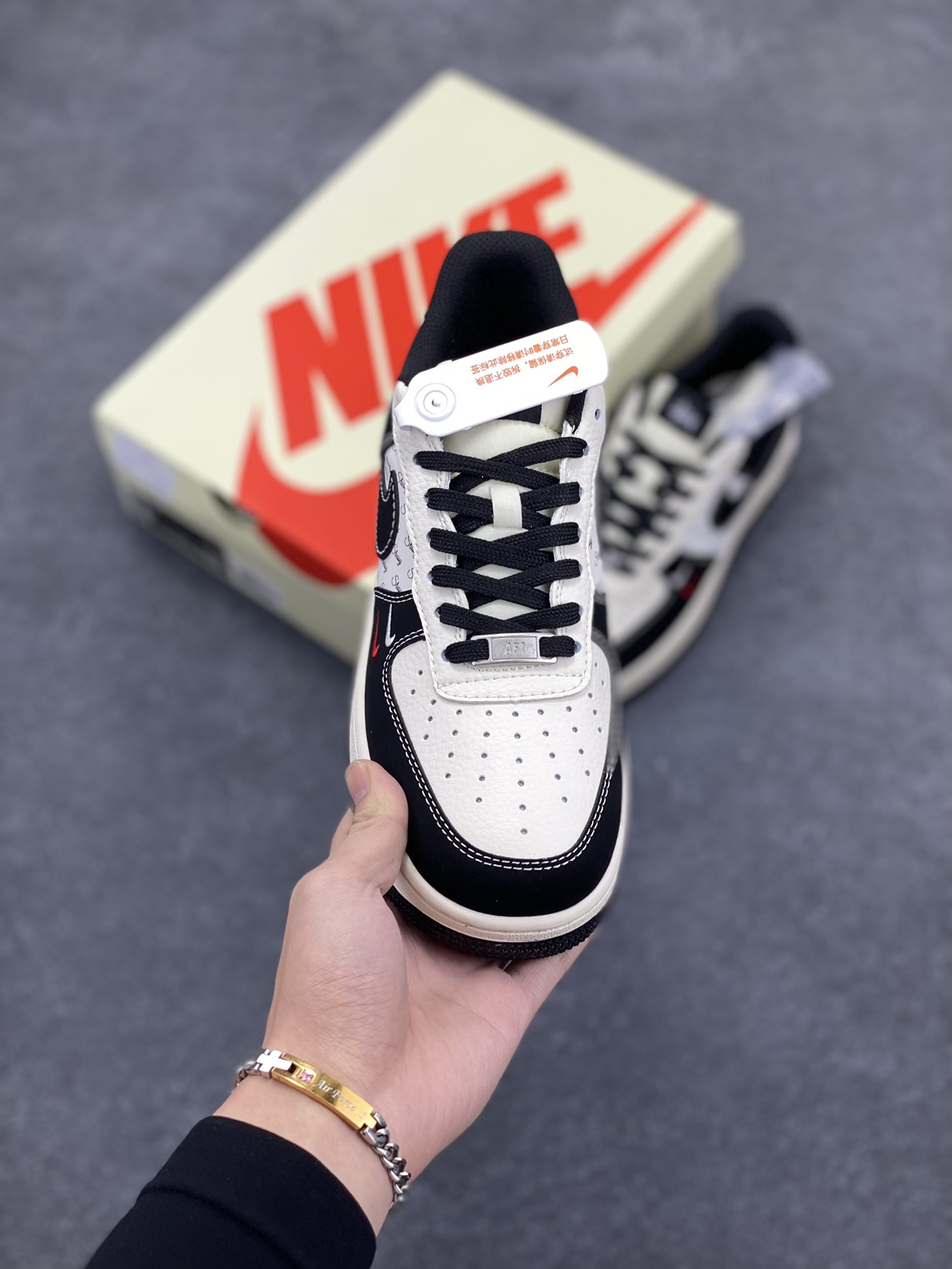 图片[2]-NIke Air Force 1 \’07 Low “斯图西联名–米黑小双勾”空军一号 低帮 运动鞋 休闲鞋 折边针车 工艺难度大 原楦头原纸板 原装鞋盒 定制五金配件 内置全掌气垫 原厂鞋底 货号：SJ6698-010 尺码：36 36.5 37.5 38 38.5 39 40 40.5 41 42 42.5 43 44 44.5 45-选品中心