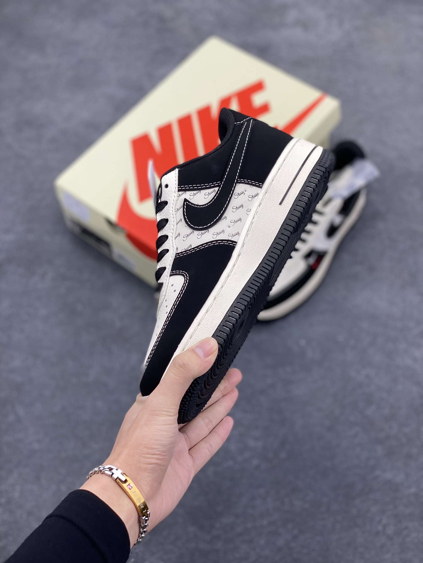 图片[3]-NIke Air Force 1 \’07 Low “斯图西联名–米黑小双勾”空军一号 低帮 运动鞋 休闲鞋 折边针车 工艺难度大 原楦头原纸板 原装鞋盒 定制五金配件 内置全掌气垫 原厂鞋底 货号：SJ6698-010 尺码：36 36.5 37.5 38 38.5 39 40 40.5 41 42 42.5 43 44 44.5 45-选品中心