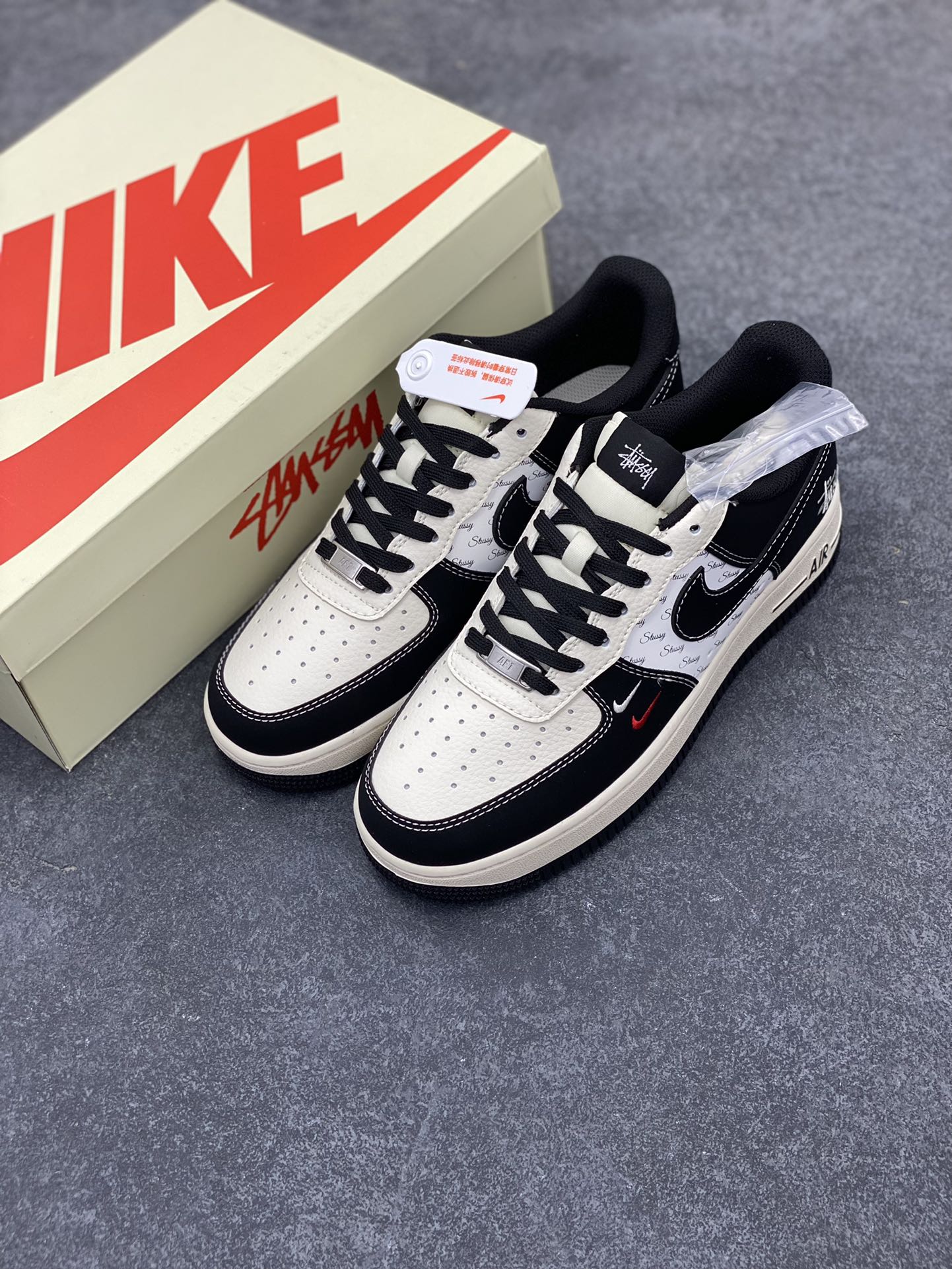 图片[8]-NIke Air Force 1 \’07 Low “斯图西联名–米黑小双勾”空军一号 低帮 运动鞋 休闲鞋 折边针车 工艺难度大 原楦头原纸板 原装鞋盒 定制五金配件 内置全掌气垫 原厂鞋底 货号：SJ6698-010 尺码：36 36.5 37.5 38 38.5 39 40 40.5 41 42 42.5 43 44 44.5 45-选品中心