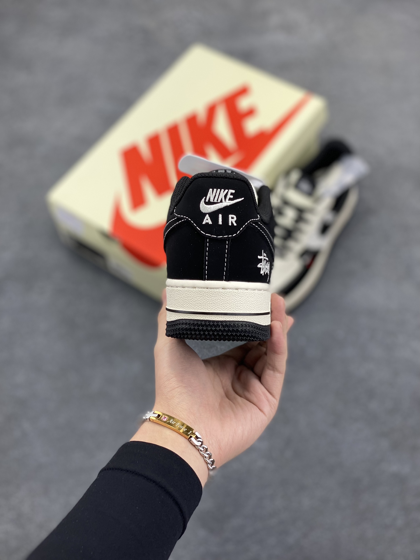 图片[4]-NIke Air Force 1 \’07 Low “斯图西联名–米黑小双勾”空军一号 低帮 运动鞋 休闲鞋 折边针车 工艺难度大 原楦头原纸板 原装鞋盒 定制五金配件 内置全掌气垫 原厂鞋底 货号：SJ6698-010 尺码：36 36.5 37.5 38 38.5 39 40 40.5 41 42 42.5 43 44 44.5 45-选品中心