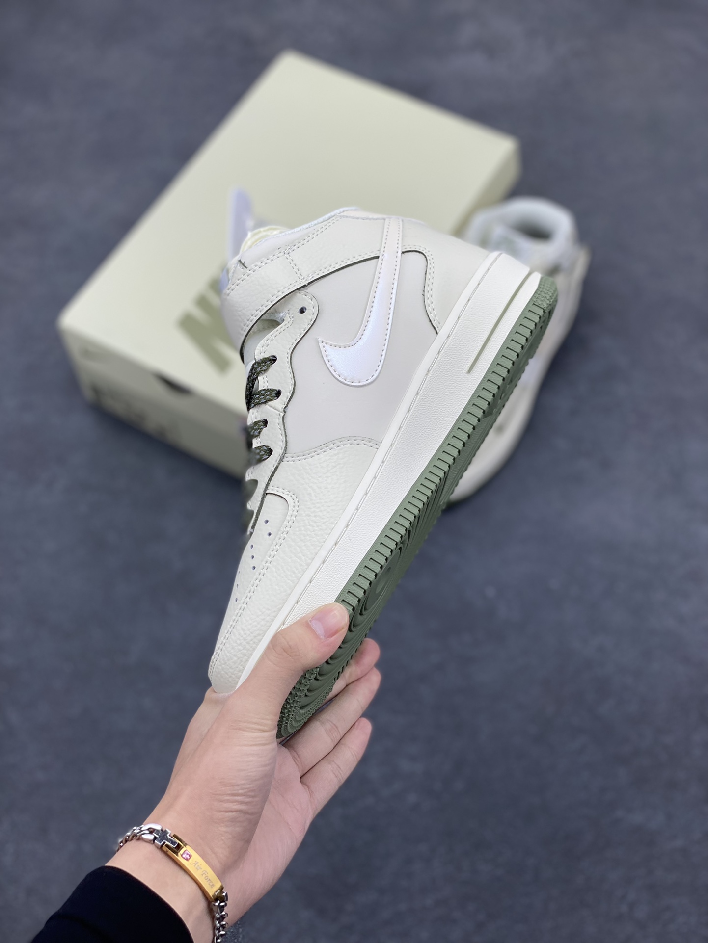 图片[3]-小红书爆款  Nike Air Force 1 MID \’07 “绿珠光”小勾空军一号中帮休闲板鞋 3M反光 定制皮料 原楦原纸板 纯正版型 清洁度完美 内置全掌气垫 货号：SG2356-805 尺码：36 36.5 37.5 38 38.5 39 40 40.5 41 42 42.5 43 44 44.5 45-选品中心