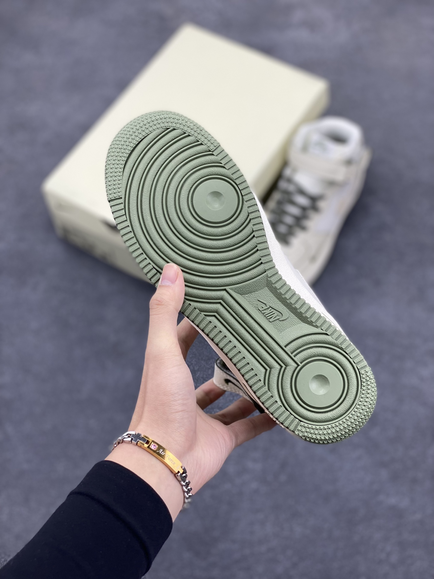 图片[5]-小红书爆款  Nike Air Force 1 MID \’07 “绿珠光”小勾空军一号中帮休闲板鞋 3M反光 定制皮料 原楦原纸板 纯正版型 清洁度完美 内置全掌气垫 货号：SG2356-805 尺码：36 36.5 37.5 38 38.5 39 40 40.5 41 42 42.5 43 44 44.5 45-选品中心