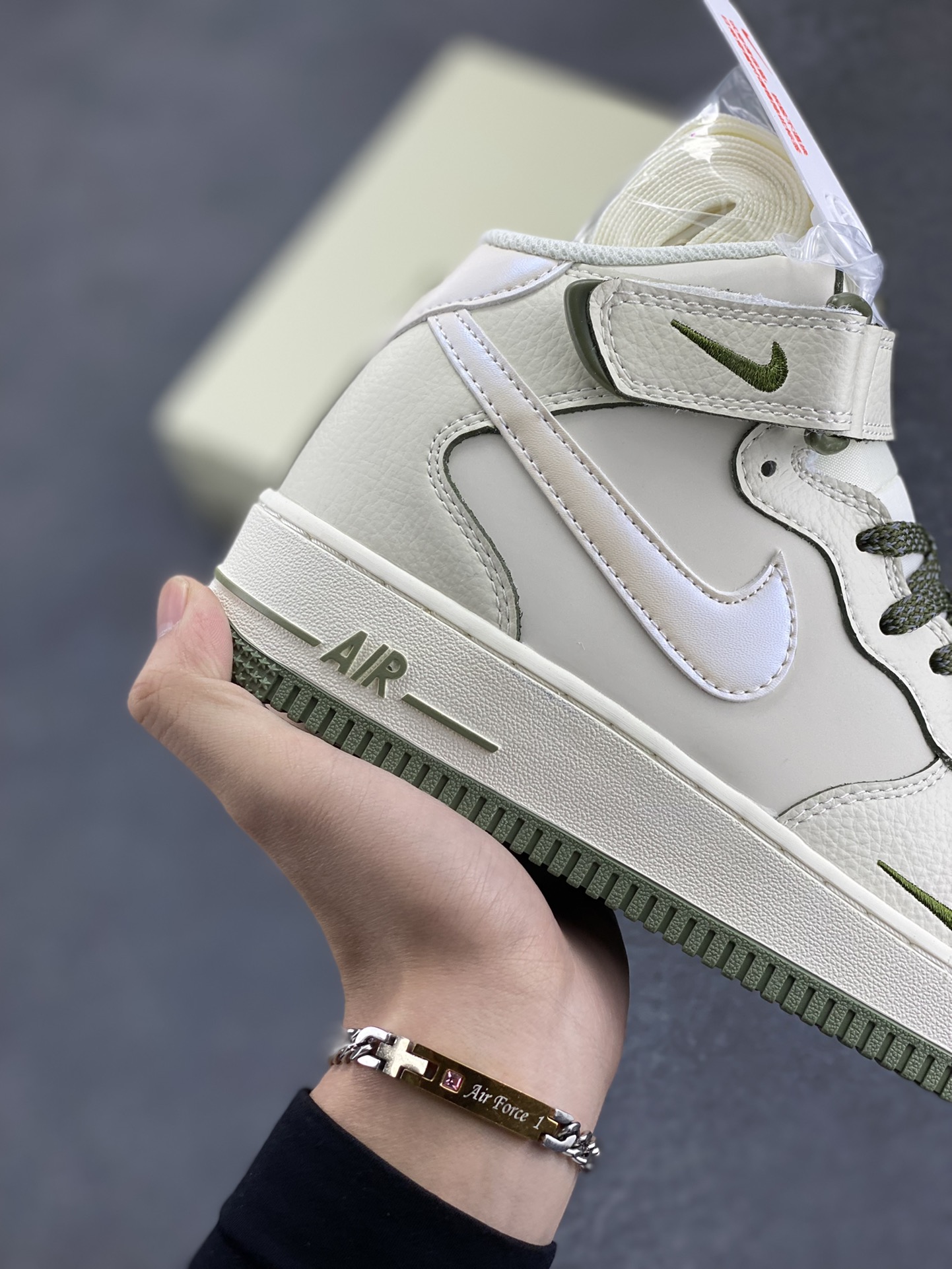 图片[6]-小红书爆款  Nike Air Force 1 MID \’07 “绿珠光”小勾空军一号中帮休闲板鞋 3M反光 定制皮料 原楦原纸板 纯正版型 清洁度完美 内置全掌气垫 货号：SG2356-805 尺码：36 36.5 37.5 38 38.5 39 40 40.5 41 42 42.5 43 44 44.5 45-选品中心