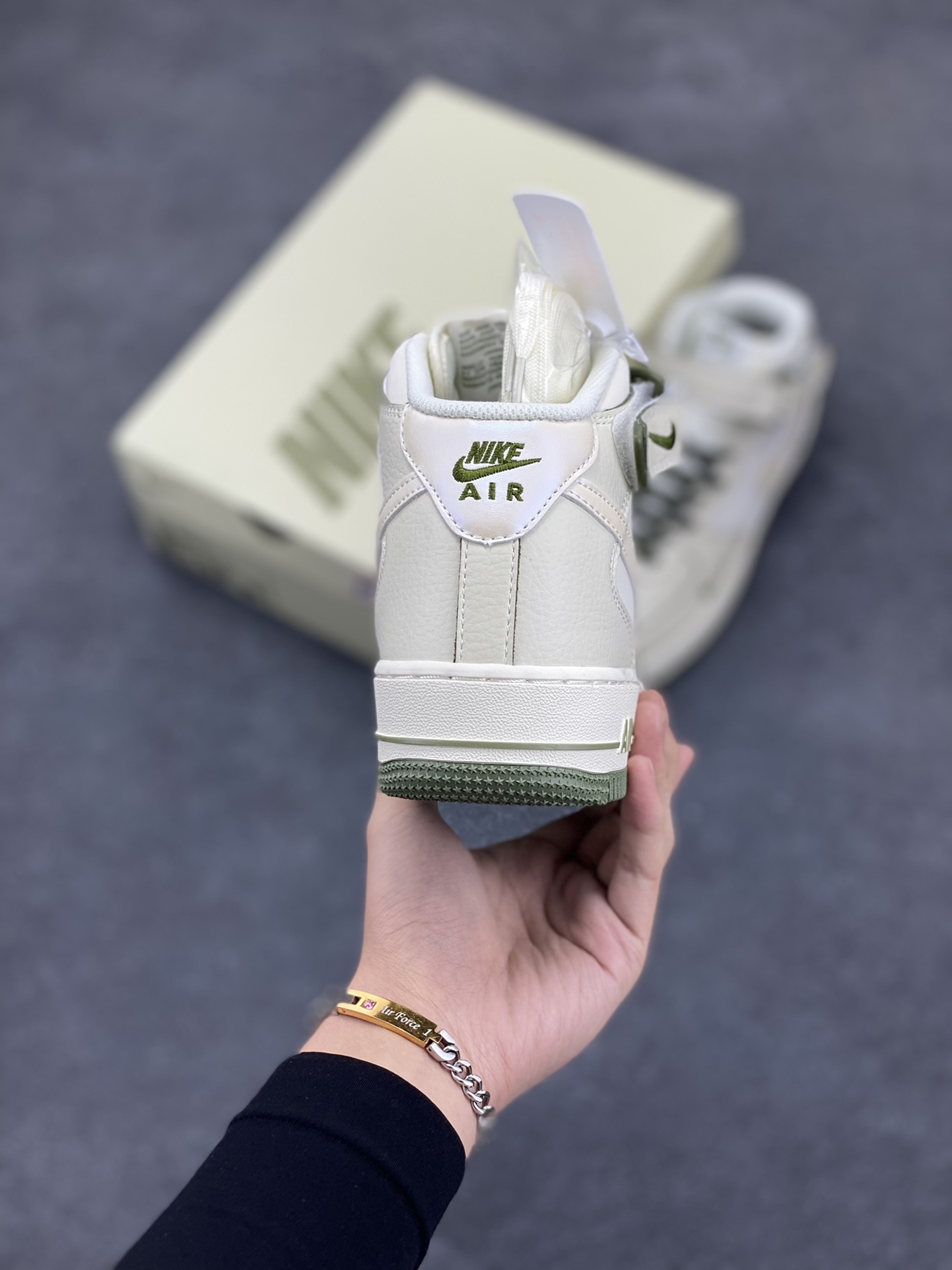 图片[4]-小红书爆款  Nike Air Force 1 MID \’07 “绿珠光”小勾空军一号中帮休闲板鞋 3M反光 定制皮料 原楦原纸板 纯正版型 清洁度完美 内置全掌气垫 货号：SG2356-805 尺码：36 36.5 37.5 38 38.5 39 40 40.5 41 42 42.5 43 44 44.5 45-选品中心