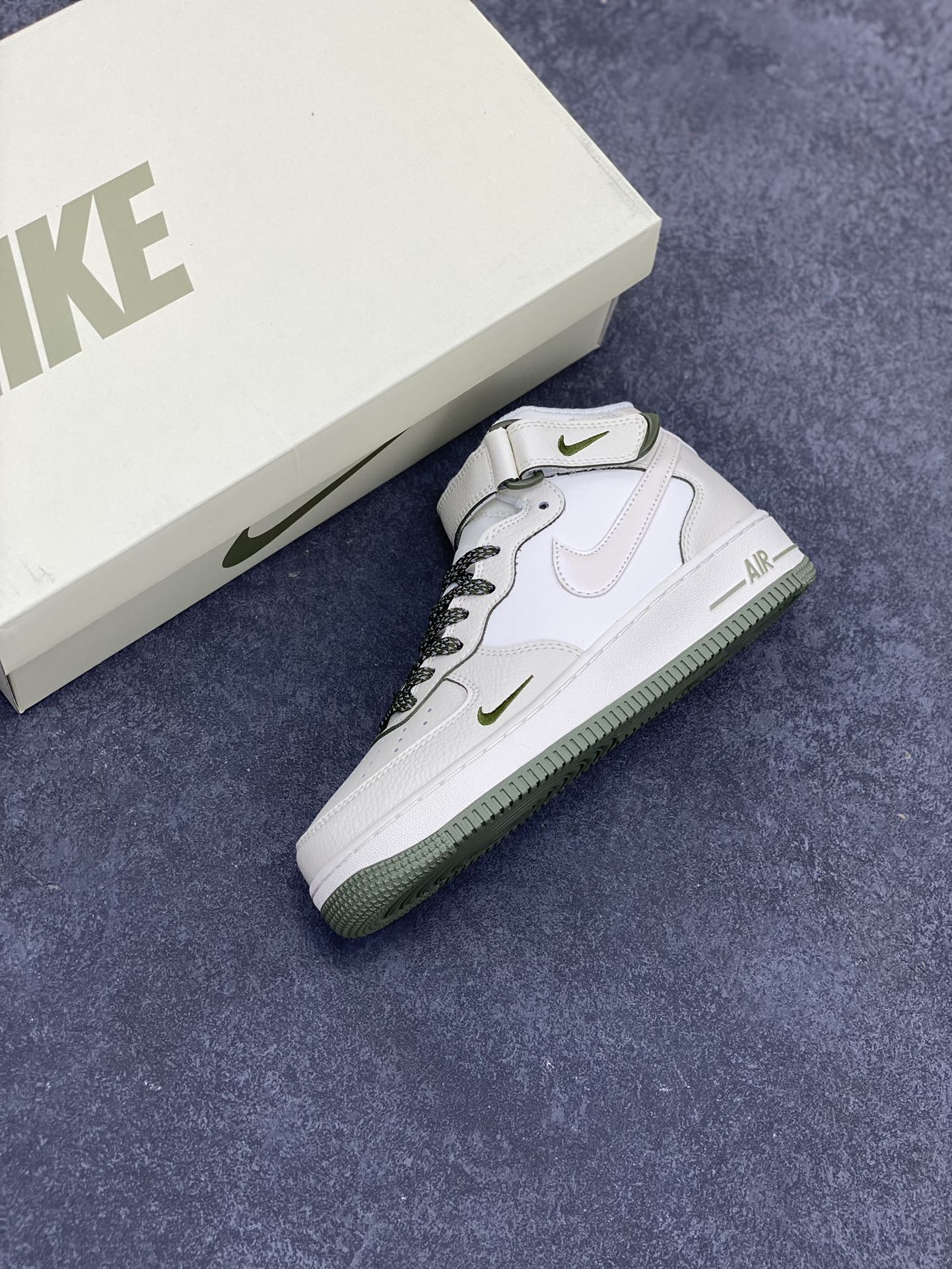 图片[7]-小红书爆款  Nike Air Force 1 MID \’07 “绿珠光”小勾空军一号中帮休闲板鞋 3M反光 定制皮料 原楦原纸板 纯正版型 清洁度完美 内置全掌气垫 货号：SG2356-805 尺码：36 36.5 37.5 38 38.5 39 40 40.5 41 42 42.5 43 44 44.5 45-选品中心