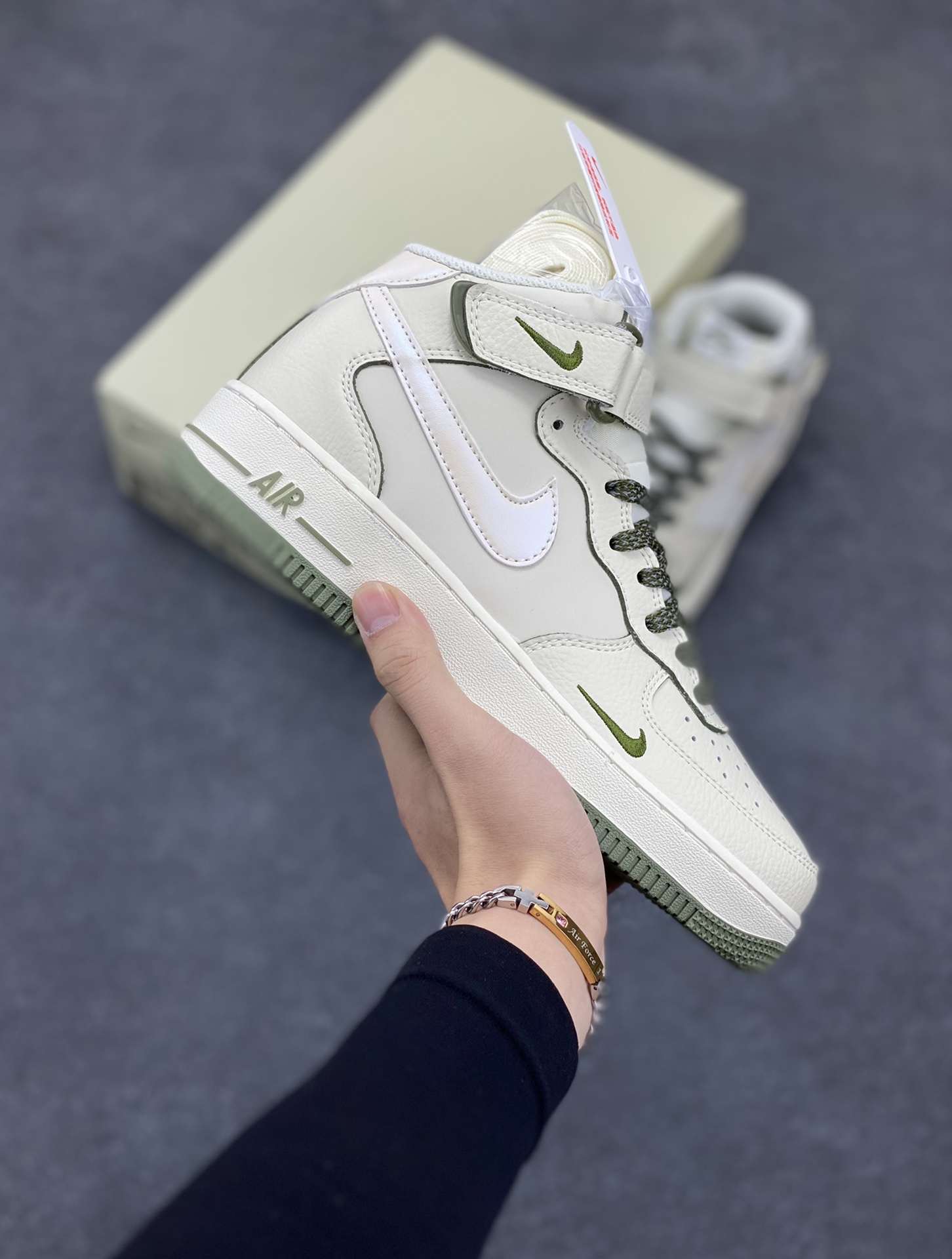 小红书爆款  Nike Air Force 1 MID \’07 “绿珠光”小勾空军一号中帮休闲板鞋 3M反光 定制皮料 原楦原纸板 纯正版型 清洁度完美 内置全掌气垫 货号：SG2356-805 尺码：36 36.5 37.5 38 38.5 39 40 40.5 41 42 42.5 43 44 44.5 45-选品中心