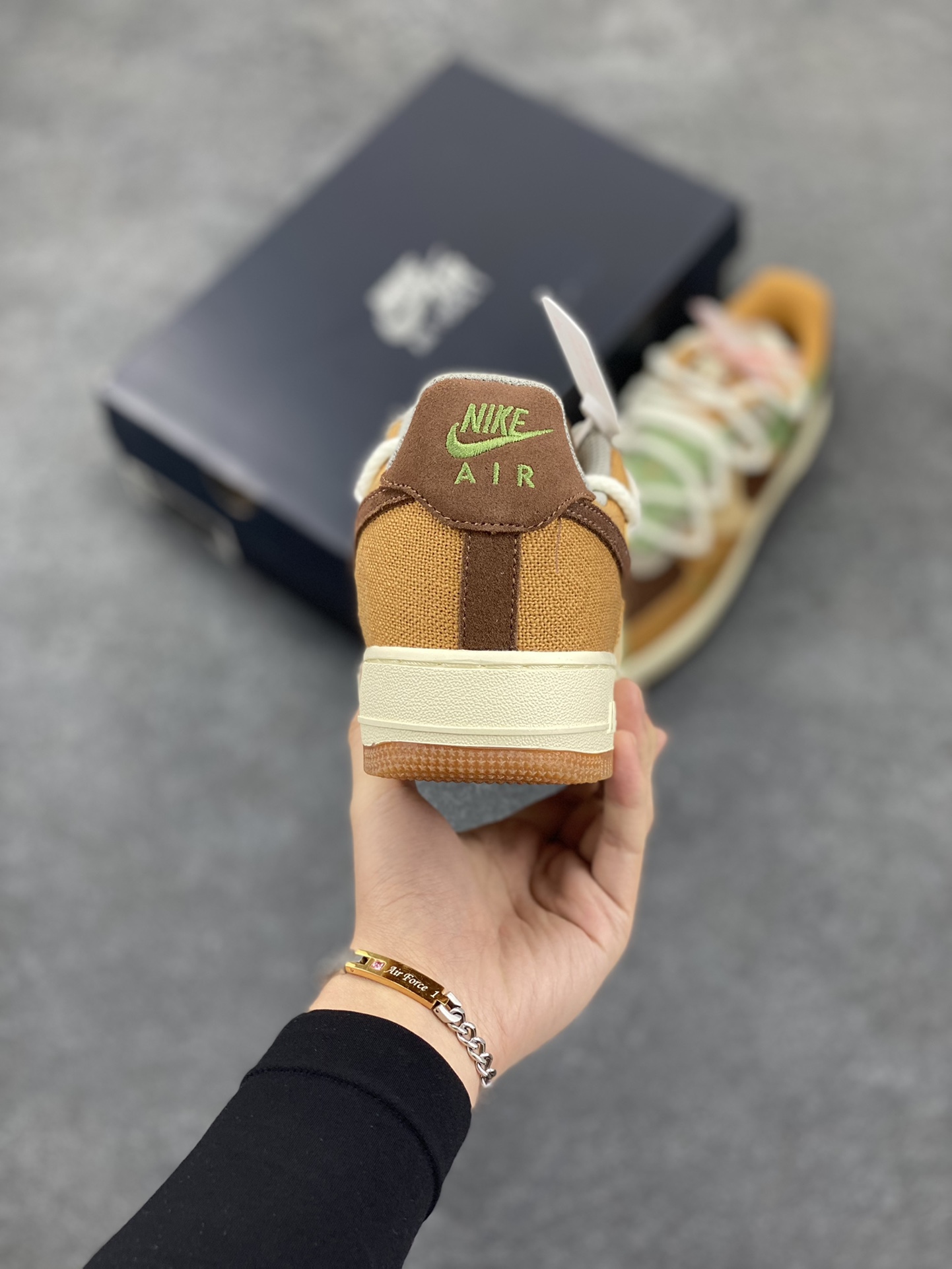 图片[4]-福利特价 Nike Air Force 1 \’07 布面双绑带小勾空军一号低帮休闲板鞋 “米棕绿” 原装级别 原楦头原纸板 打造纯正空军版型专注外贸渠道 全掌内置蜂窝气垫 原盒配件 原厂中底钢印、拉帮完美 货号：CV1727-200 尺码：36 36.5 37.5 38 38.5 39 40 40.5 41 42 42.5 43 44 44.5 45-选品中心