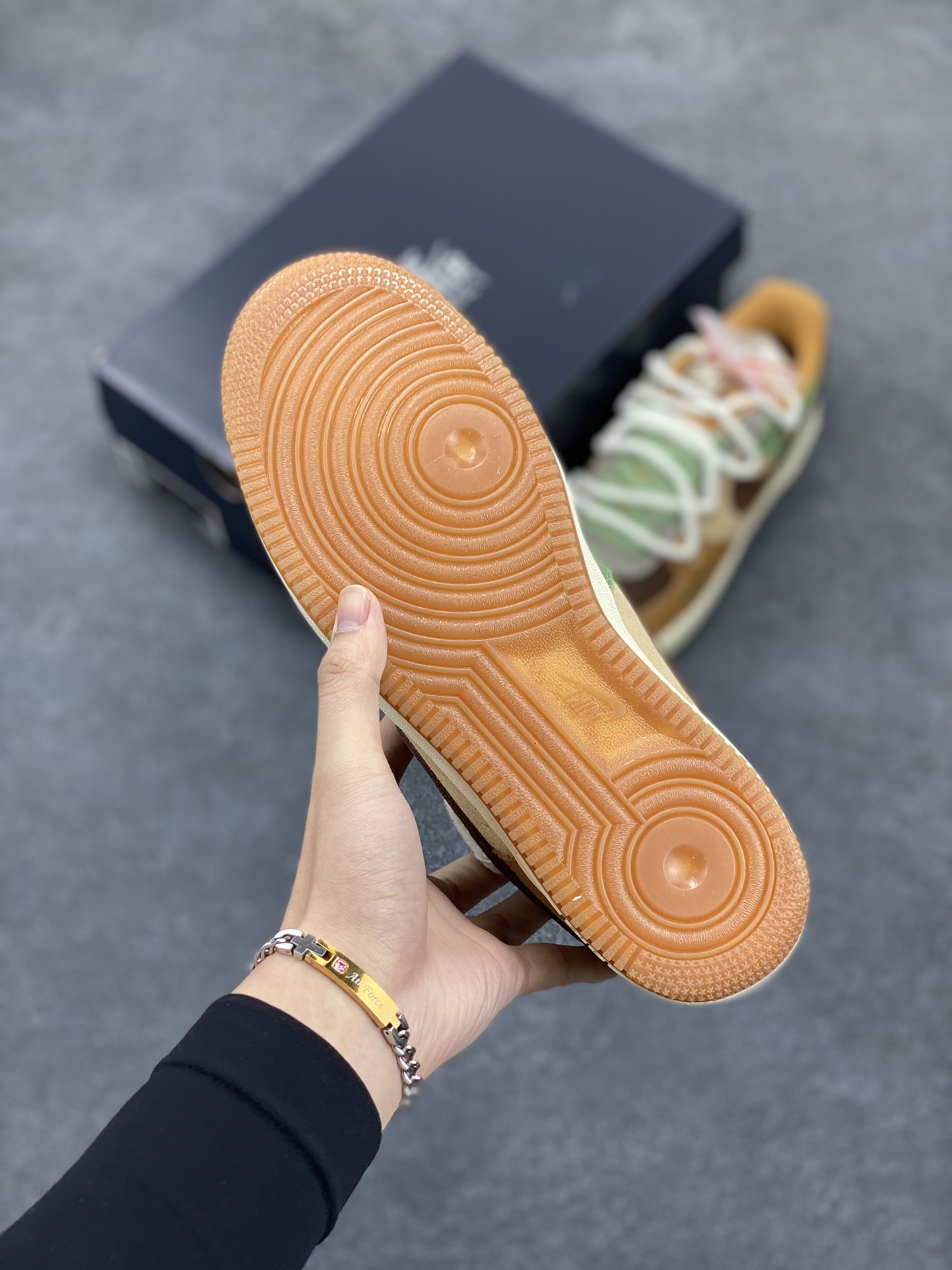 图片[5]-福利特价 Nike Air Force 1 \’07 布面双绑带小勾空军一号低帮休闲板鞋 “米棕绿” 原装级别 原楦头原纸板 打造纯正空军版型专注外贸渠道 全掌内置蜂窝气垫 原盒配件 原厂中底钢印、拉帮完美 货号：CV1727-200 尺码：36 36.5 37.5 38 38.5 39 40 40.5 41 42 42.5 43 44 44.5 45-选品中心