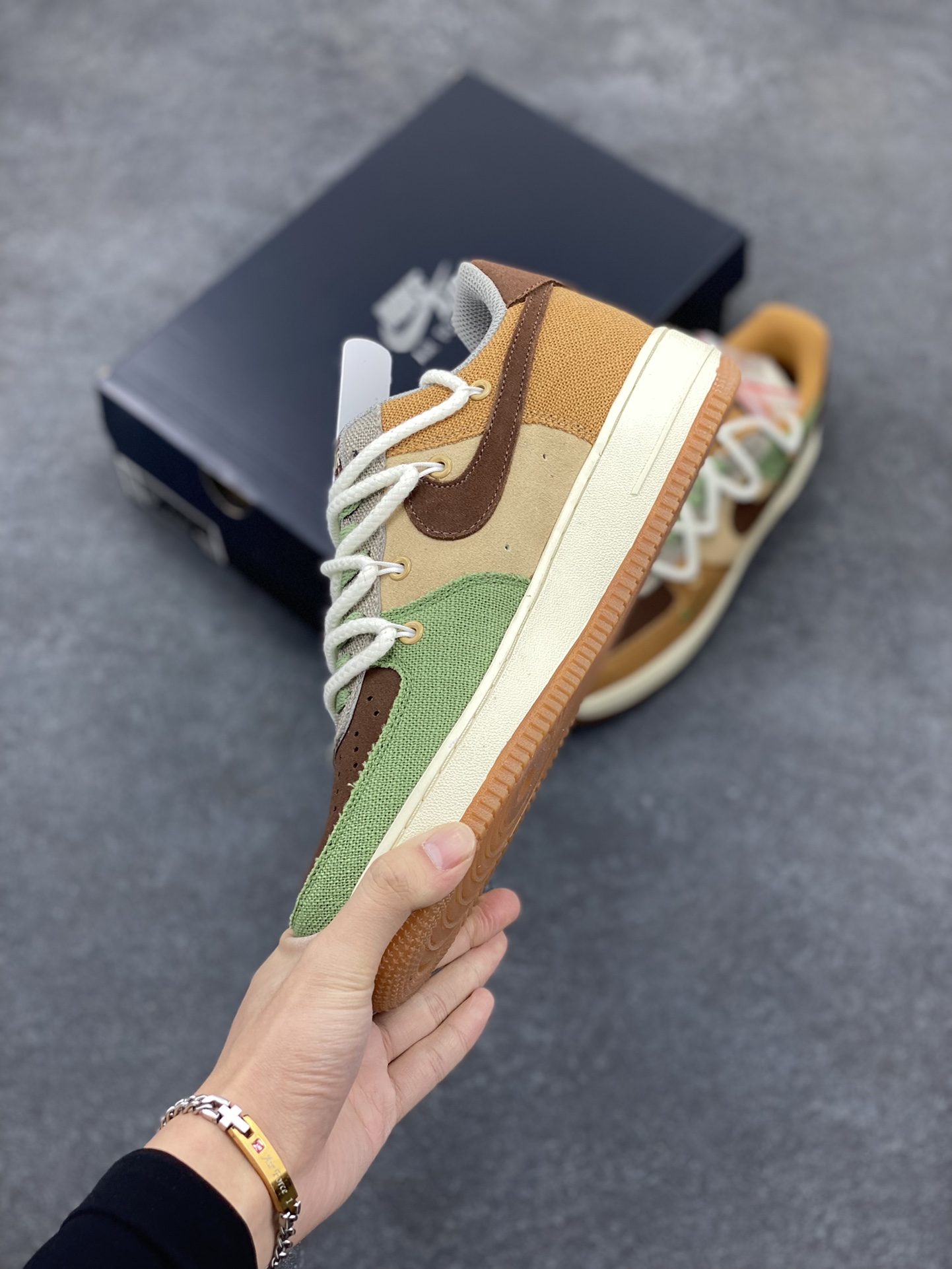 图片[3]-福利特价 Nike Air Force 1 \’07 布面双绑带小勾空军一号低帮休闲板鞋 “米棕绿” 原装级别 原楦头原纸板 打造纯正空军版型专注外贸渠道 全掌内置蜂窝气垫 原盒配件 原厂中底钢印、拉帮完美 货号：CV1727-200 尺码：36 36.5 37.5 38 38.5 39 40 40.5 41 42 42.5 43 44 44.5 45-选品中心
