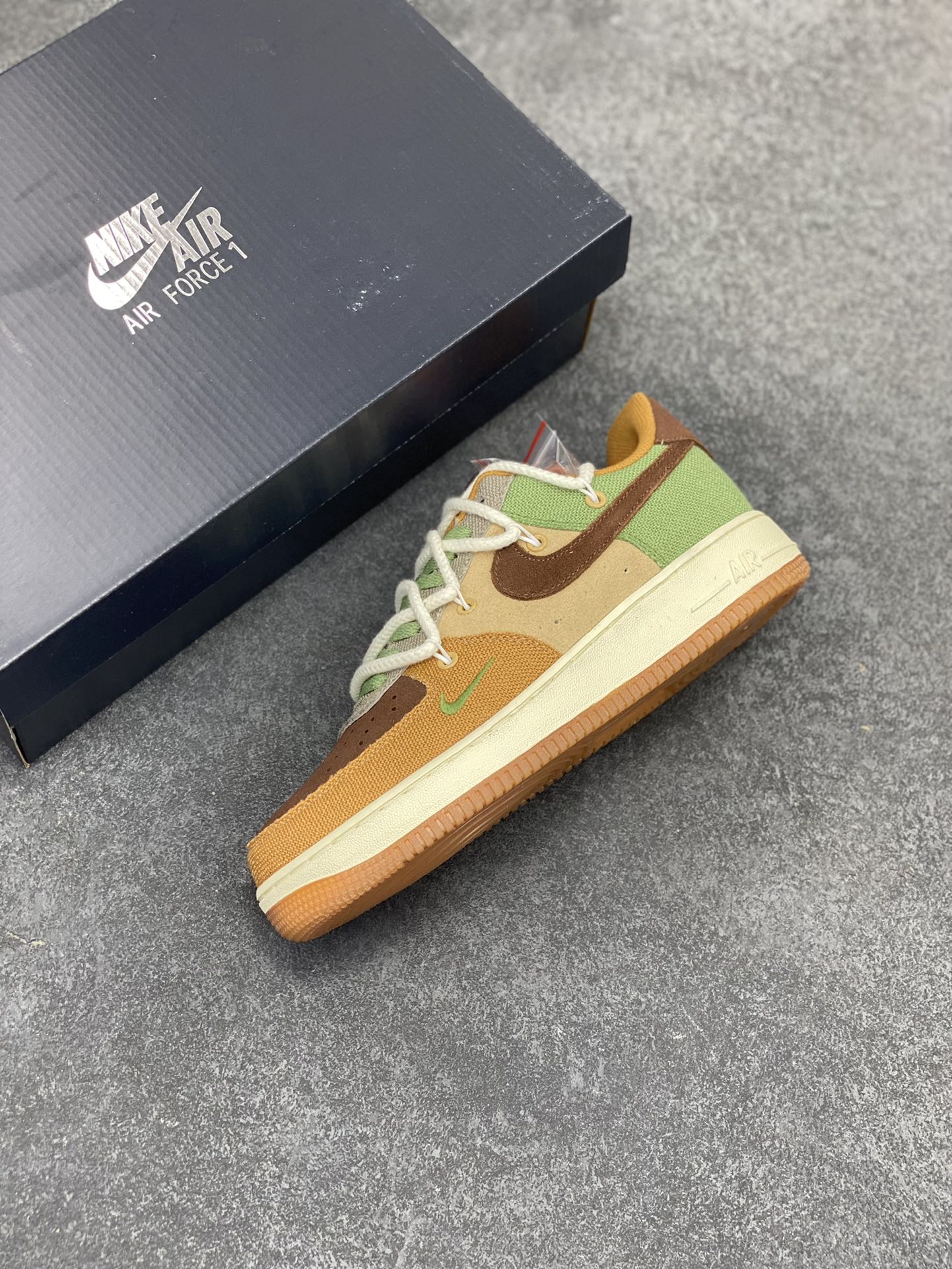 图片[7]-福利特价 Nike Air Force 1 \’07 布面双绑带小勾空军一号低帮休闲板鞋 “米棕绿” 原装级别 原楦头原纸板 打造纯正空军版型专注外贸渠道 全掌内置蜂窝气垫 原盒配件 原厂中底钢印、拉帮完美 货号：CV1727-200 尺码：36 36.5 37.5 38 38.5 39 40 40.5 41 42 42.5 43 44 44.5 45-选品中心