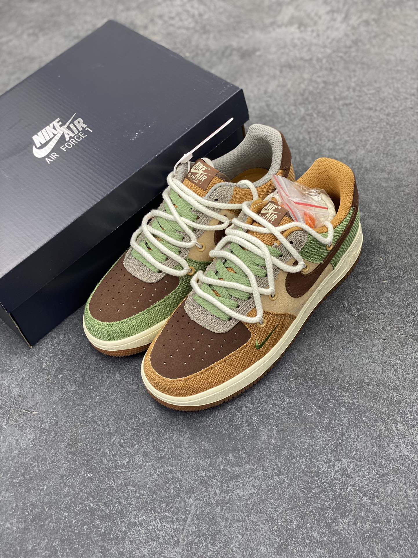 图片[8]-福利特价 Nike Air Force 1 \’07 布面双绑带小勾空军一号低帮休闲板鞋 “米棕绿” 原装级别 原楦头原纸板 打造纯正空军版型专注外贸渠道 全掌内置蜂窝气垫 原盒配件 原厂中底钢印、拉帮完美 货号：CV1727-200 尺码：36 36.5 37.5 38 38.5 39 40 40.5 41 42 42.5 43 44 44.5 45-选品中心