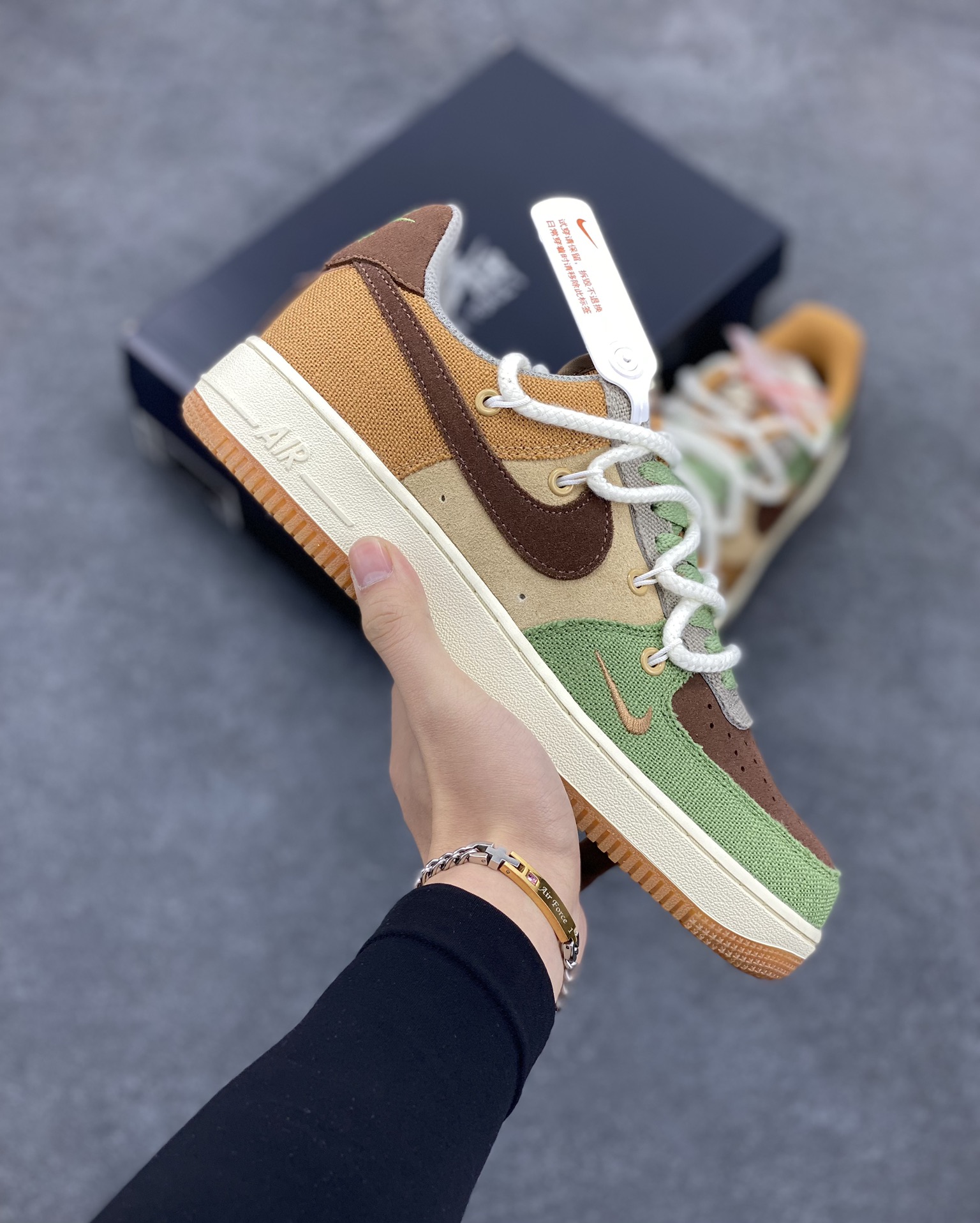 福利特价 Nike Air Force 1 \'07 布面双绑带小勾空军一号低帮休闲板鞋 “米棕绿” 原装级别 原楦头原纸板 打造纯正空军版型专注外贸渠道 全掌内置蜂窝气垫 原盒配件 原厂中底钢印、拉帮完美 货号：CV1727-200 尺码：36 36.5 37.5 38 38.5 39 40 40.5 41 42 42.5 43 44 44.5 45-选品中心