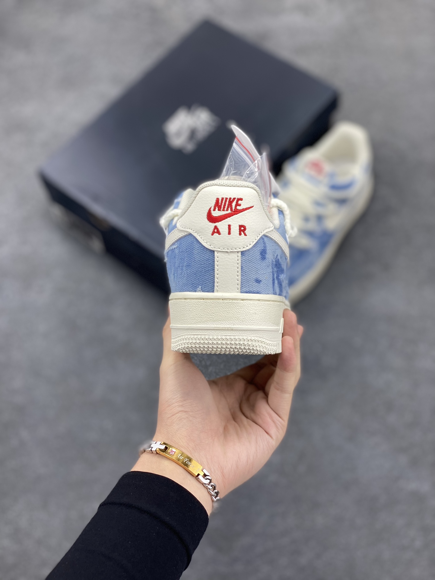 图片[4]-福利特价 Nike Air Force 1 ‘07 Low 空军一号 解构绑带 双鞋带 原楦头原纸板 打造纯正空军版型 专注外贸渠道 全掌内置蜂窝气垫 原盒配件 原厂中底钢印、拉帮完美 货号：CV1727-100 尺码：36 36.5 37.5 38 38.5 39 40 40.5 41 42 42.5 43 44 44.5 45-选品中心