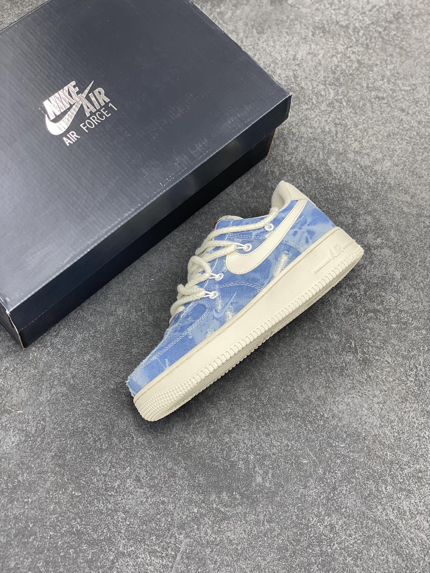 图片[7]-福利特价 Nike Air Force 1 ‘07 Low 空军一号 解构绑带 双鞋带 原楦头原纸板 打造纯正空军版型 专注外贸渠道 全掌内置蜂窝气垫 原盒配件 原厂中底钢印、拉帮完美 货号：CV1727-100 尺码：36 36.5 37.5 38 38.5 39 40 40.5 41 42 42.5 43 44 44.5 45-选品中心