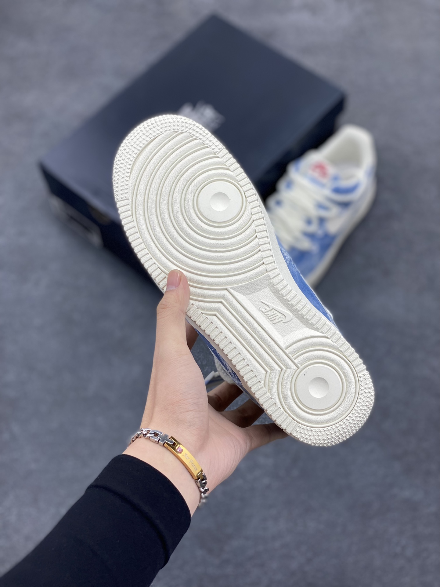 图片[5]-福利特价 Nike Air Force 1 ‘07 Low 空军一号 解构绑带 双鞋带 原楦头原纸板 打造纯正空军版型 专注外贸渠道 全掌内置蜂窝气垫 原盒配件 原厂中底钢印、拉帮完美 货号：CV1727-100 尺码：36 36.5 37.5 38 38.5 39 40 40.5 41 42 42.5 43 44 44.5 45-选品中心