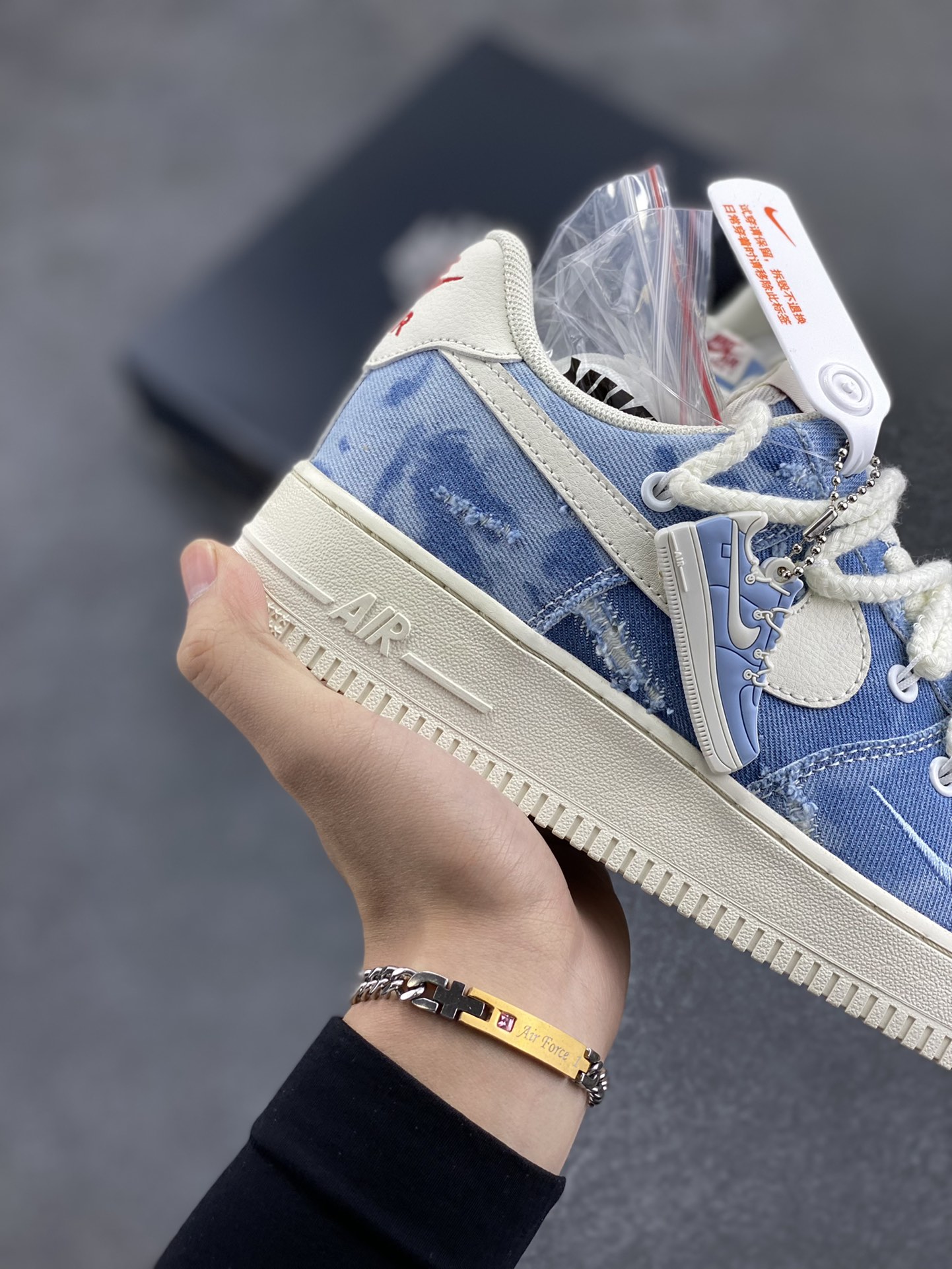 图片[6]-福利特价 Nike Air Force 1 ‘07 Low 空军一号 解构绑带 双鞋带 原楦头原纸板 打造纯正空军版型 专注外贸渠道 全掌内置蜂窝气垫 原盒配件 原厂中底钢印、拉帮完美 货号：CV1727-100 尺码：36 36.5 37.5 38 38.5 39 40 40.5 41 42 42.5 43 44 44.5 45-选品中心