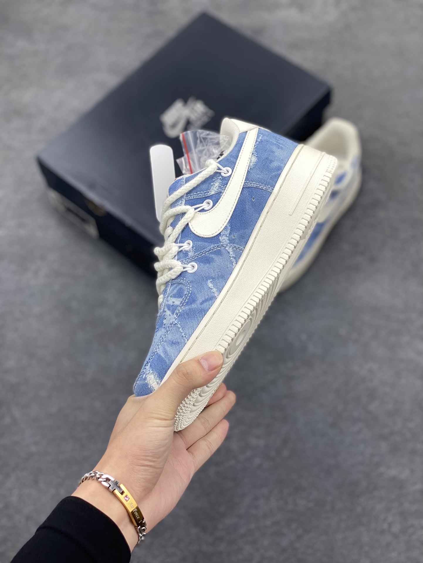 图片[3]-福利特价 Nike Air Force 1 ‘07 Low 空军一号 解构绑带 双鞋带 原楦头原纸板 打造纯正空军版型 专注外贸渠道 全掌内置蜂窝气垫 原盒配件 原厂中底钢印、拉帮完美 货号：CV1727-100 尺码：36 36.5 37.5 38 38.5 39 40 40.5 41 42 42.5 43 44 44.5 45-选品中心