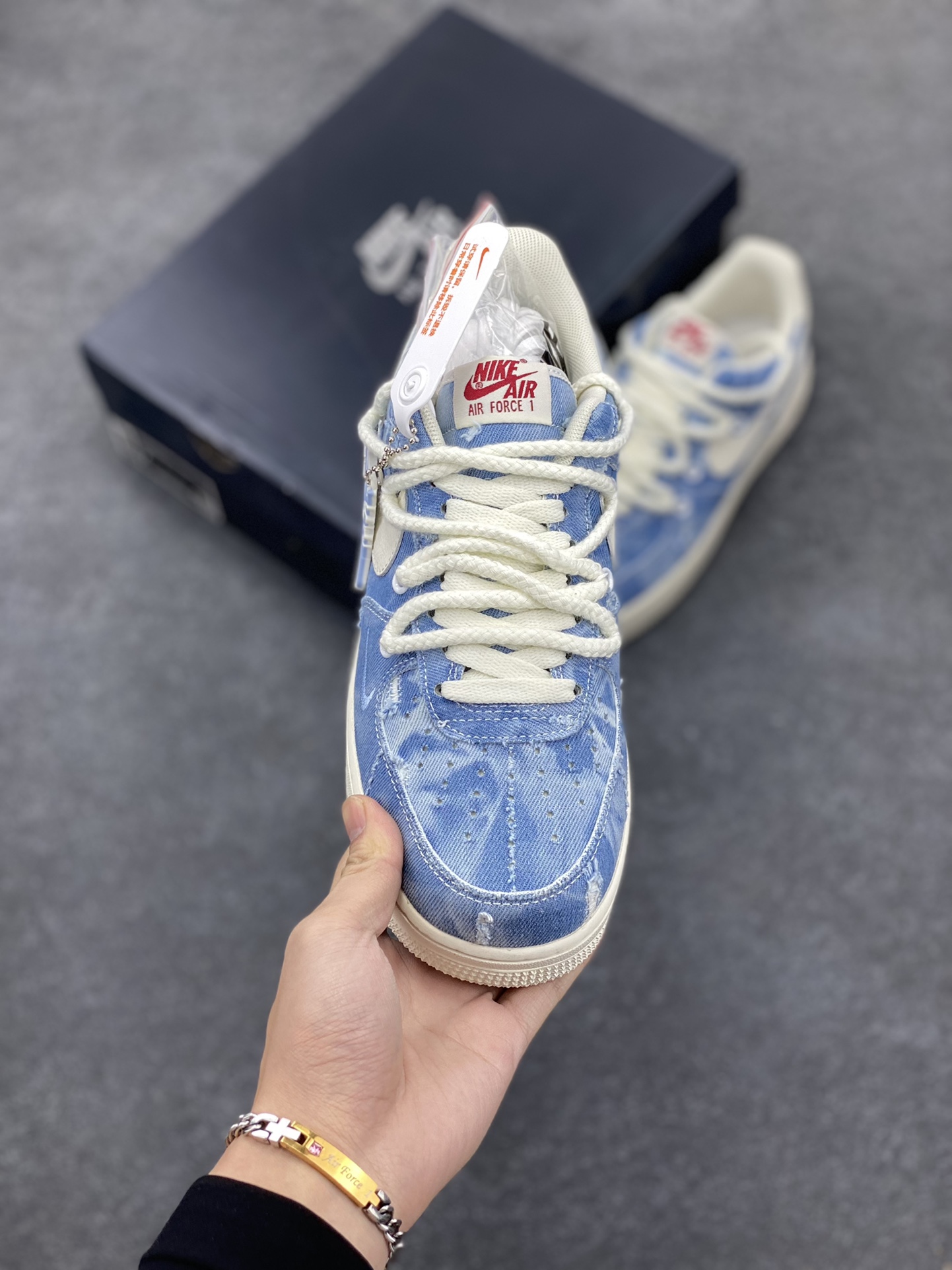 图片[2]-福利特价 Nike Air Force 1 ‘07 Low 空军一号 解构绑带 双鞋带 原楦头原纸板 打造纯正空军版型 专注外贸渠道 全掌内置蜂窝气垫 原盒配件 原厂中底钢印、拉帮完美 货号：CV1727-100 尺码：36 36.5 37.5 38 38.5 39 40 40.5 41 42 42.5 43 44 44.5 45-选品中心