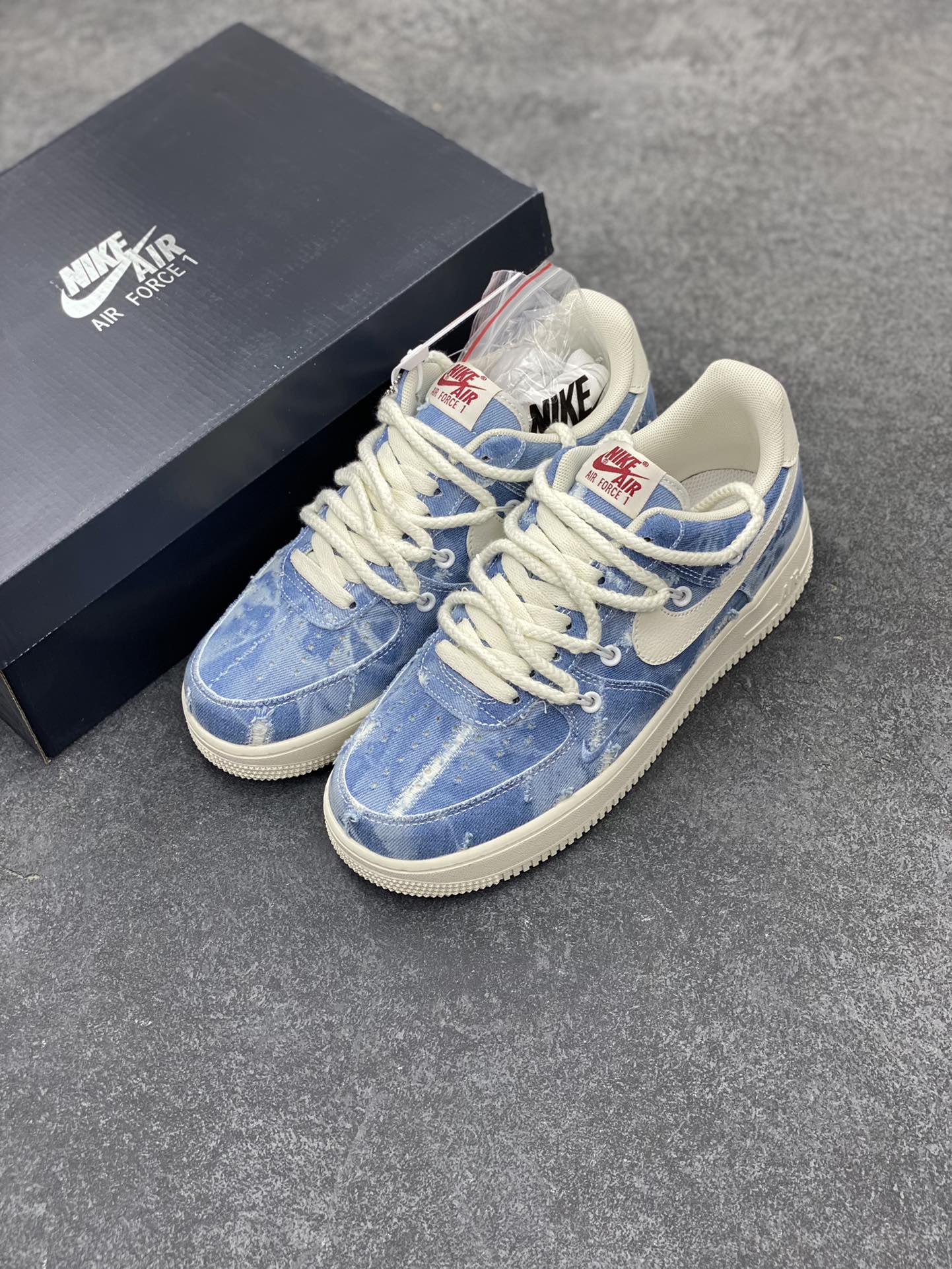 图片[8]-福利特价 Nike Air Force 1 ‘07 Low 空军一号 解构绑带 双鞋带 原楦头原纸板 打造纯正空军版型 专注外贸渠道 全掌内置蜂窝气垫 原盒配件 原厂中底钢印、拉帮完美 货号：CV1727-100 尺码：36 36.5 37.5 38 38.5 39 40 40.5 41 42 42.5 43 44 44.5 45-选品中心