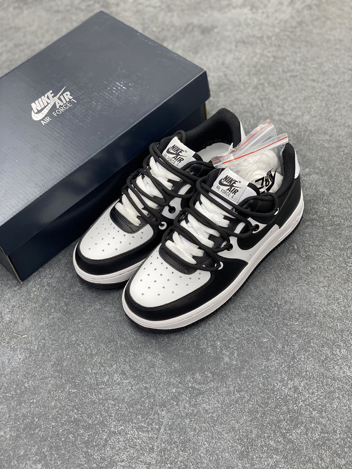 图片[8]-福利特价 Nike Air Force 1 Low “黑白熊猫绑带” 原楦头原纸板 打造纯正空军版型专注外贸渠道 全掌内置蜂窝气垫 原盒配件 原厂中底钢印、拉帮完美 货号：CV1724-108 尺码：36 36.5 37.5 38 38.5 39 40 40.5 41 42 42.5 43 44 44.5 45-选品中心