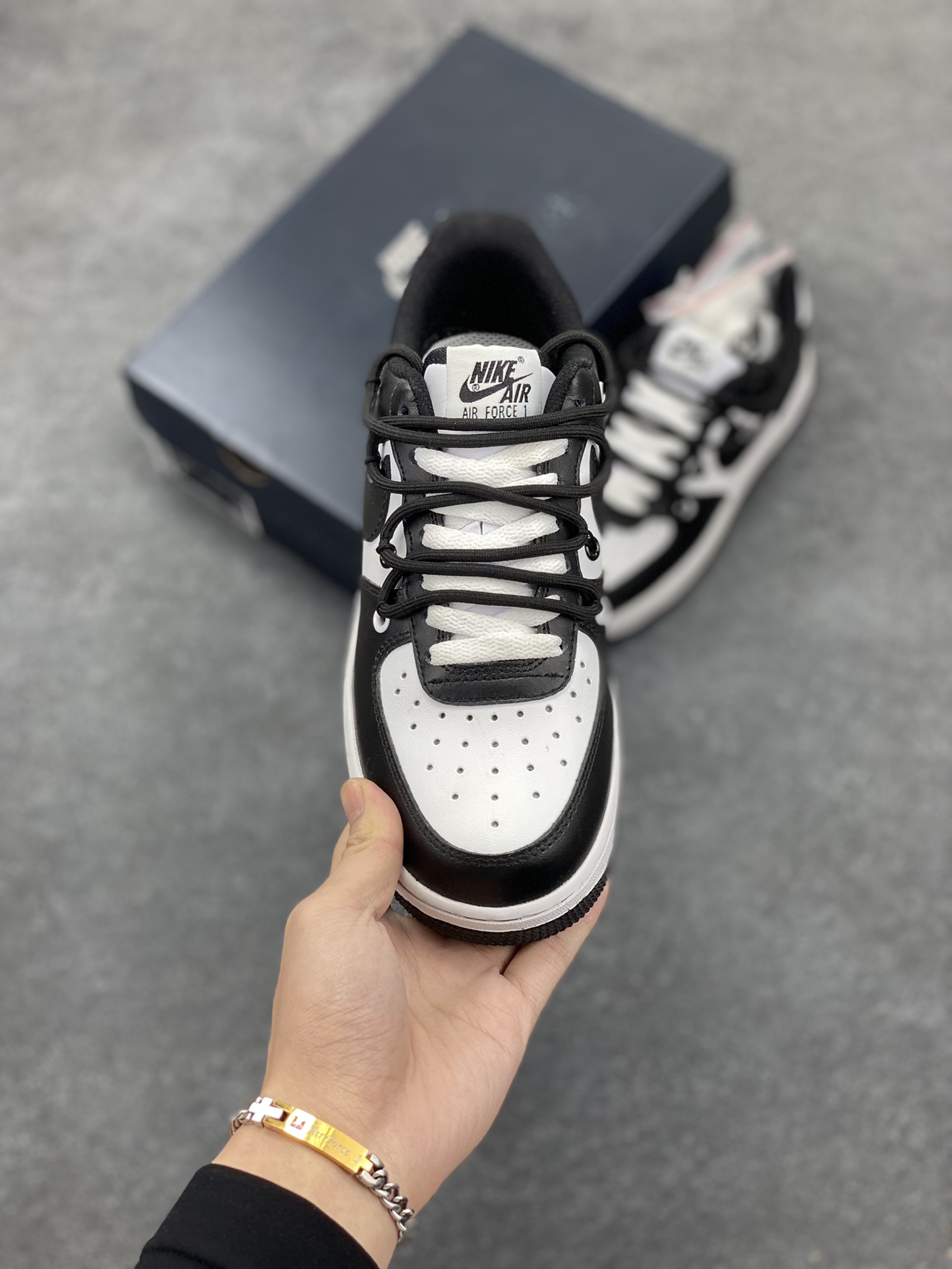 图片[2]-福利特价 Nike Air Force 1 Low “黑白熊猫绑带” 原楦头原纸板 打造纯正空军版型专注外贸渠道 全掌内置蜂窝气垫 原盒配件 原厂中底钢印、拉帮完美 货号：CV1724-108 尺码：36 36.5 37.5 38 38.5 39 40 40.5 41 42 42.5 43 44 44.5 45-选品中心