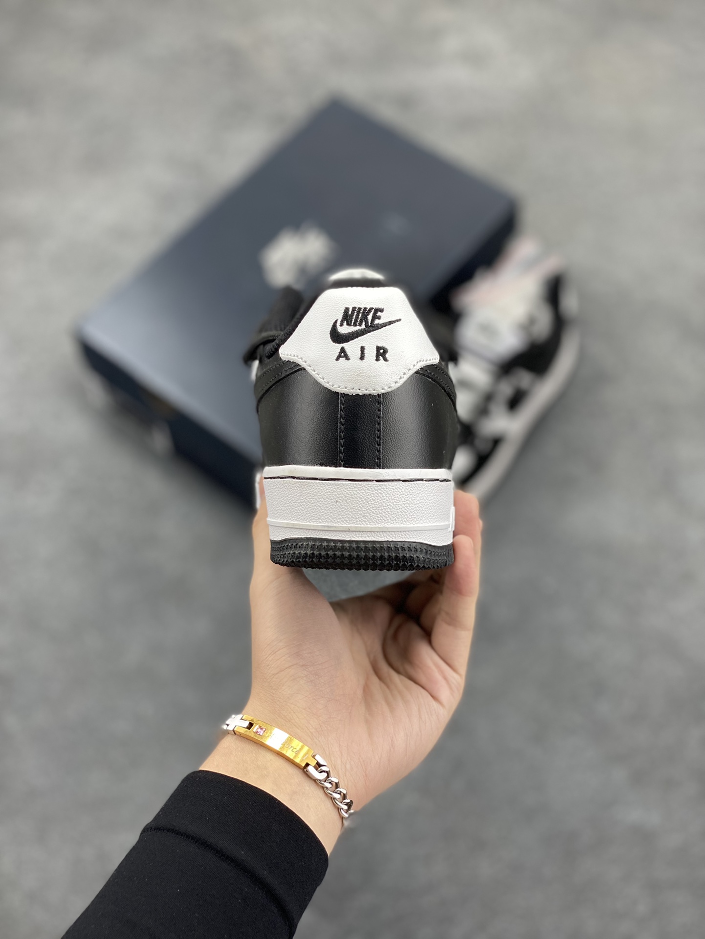 图片[4]-福利特价 Nike Air Force 1 Low “黑白熊猫绑带” 原楦头原纸板 打造纯正空军版型专注外贸渠道 全掌内置蜂窝气垫 原盒配件 原厂中底钢印、拉帮完美 货号：CV1724-108 尺码：36 36.5 37.5 38 38.5 39 40 40.5 41 42 42.5 43 44 44.5 45-选品中心