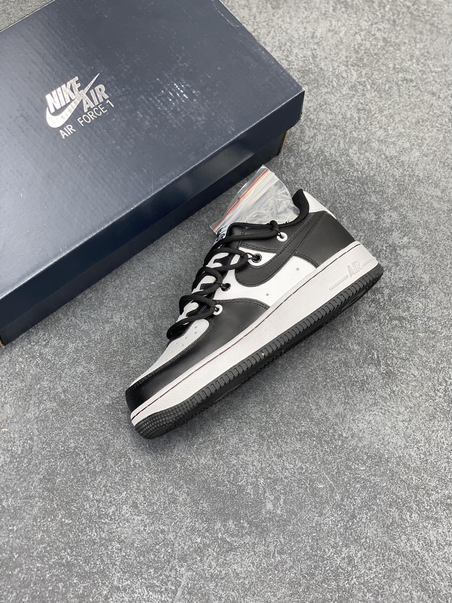 图片[7]-福利特价 Nike Air Force 1 Low “黑白熊猫绑带” 原楦头原纸板 打造纯正空军版型专注外贸渠道 全掌内置蜂窝气垫 原盒配件 原厂中底钢印、拉帮完美 货号：CV1724-108 尺码：36 36.5 37.5 38 38.5 39 40 40.5 41 42 42.5 43 44 44.5 45-选品中心