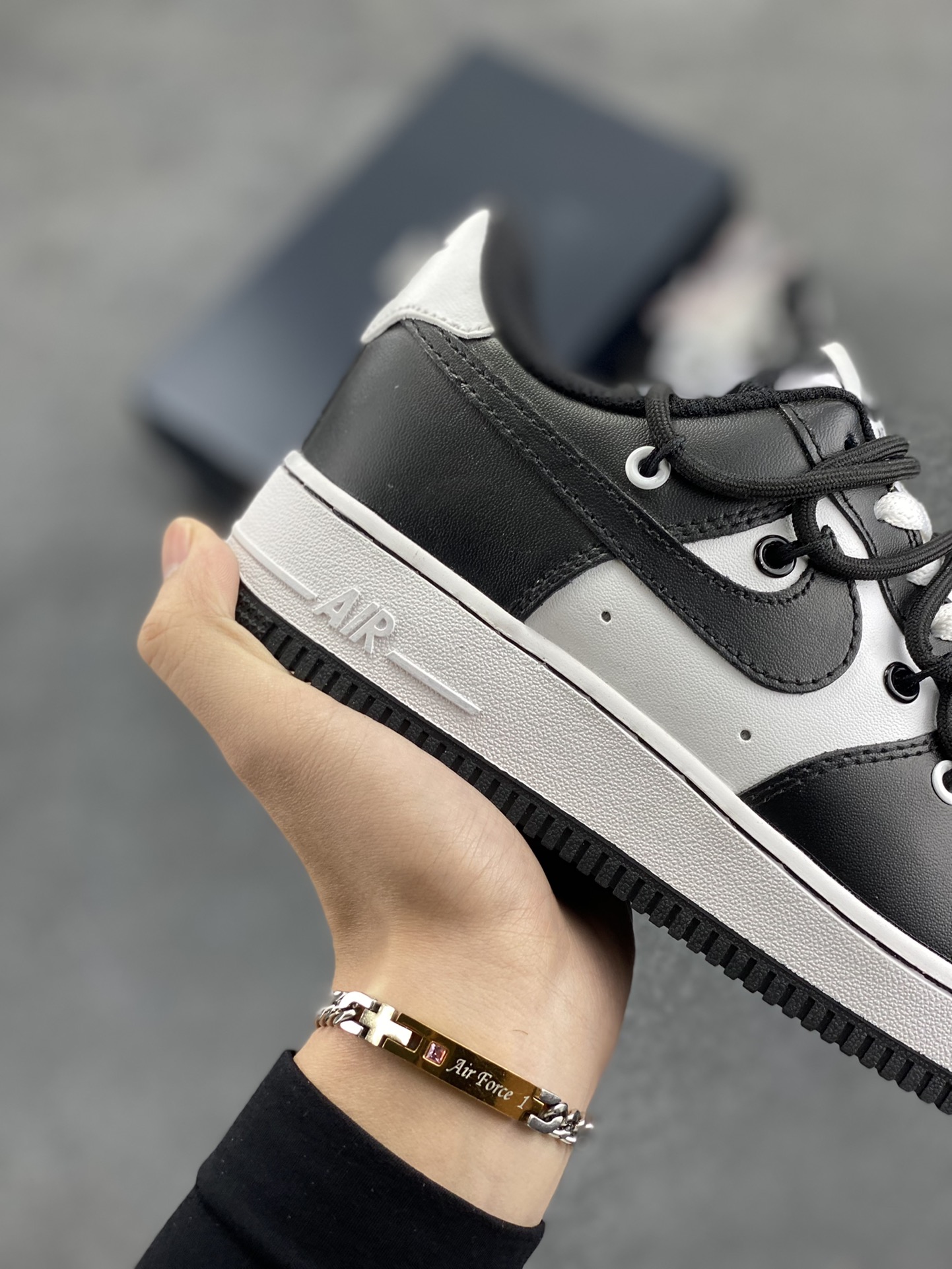 图片[6]-福利特价 Nike Air Force 1 Low “黑白熊猫绑带” 原楦头原纸板 打造纯正空军版型专注外贸渠道 全掌内置蜂窝气垫 原盒配件 原厂中底钢印、拉帮完美 货号：CV1724-108 尺码：36 36.5 37.5 38 38.5 39 40 40.5 41 42 42.5 43 44 44.5 45-选品中心