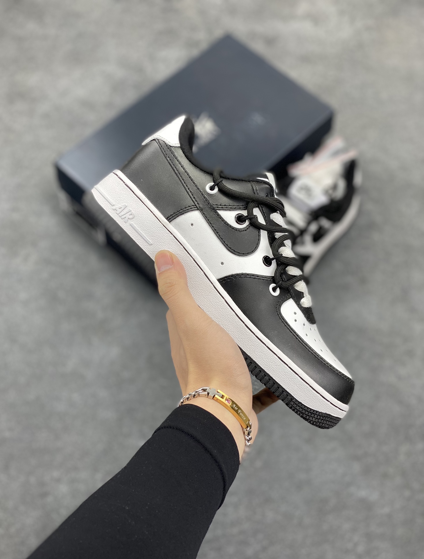 福利特价 Nike Air Force 1 Low “黑白熊猫绑带” 原楦头原纸板 打造纯正空军版型专注外贸渠道 全掌内置蜂窝气垫 原盒配件 原厂中底钢印、拉帮完美 货号：CV1724-108 尺码：36 36.5 37.5 38 38.5 39 40 40.5 41 42 42.5 43 44 44.5 45-选品中心