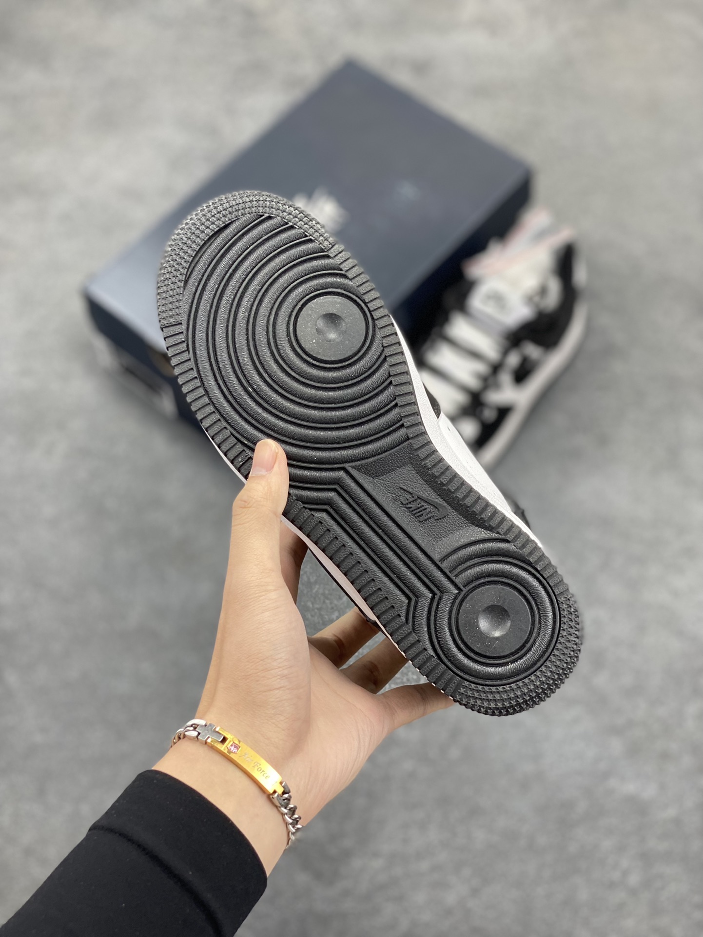 图片[5]-福利特价 Nike Air Force 1 Low “黑白熊猫绑带” 原楦头原纸板 打造纯正空军版型专注外贸渠道 全掌内置蜂窝气垫 原盒配件 原厂中底钢印、拉帮完美 货号：CV1724-108 尺码：36 36.5 37.5 38 38.5 39 40 40.5 41 42 42.5 43 44 44.5 45-选品中心