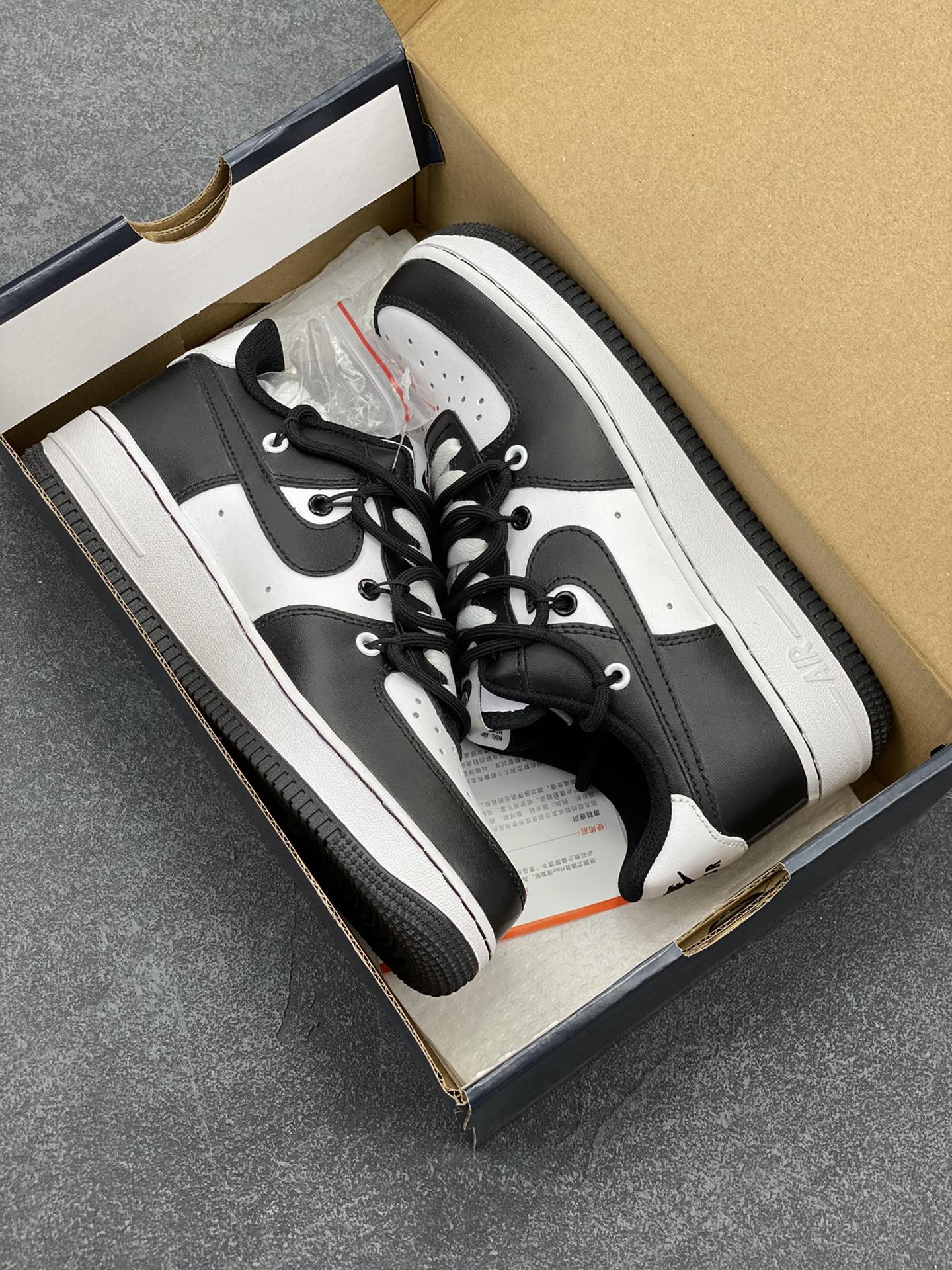 图片[9]-福利特价 Nike Air Force 1 Low “黑白熊猫绑带” 原楦头原纸板 打造纯正空军版型专注外贸渠道 全掌内置蜂窝气垫 原盒配件 原厂中底钢印、拉帮完美 货号：CV1724-108 尺码：36 36.5 37.5 38 38.5 39 40 40.5 41 42 42.5 43 44 44.5 45-选品中心