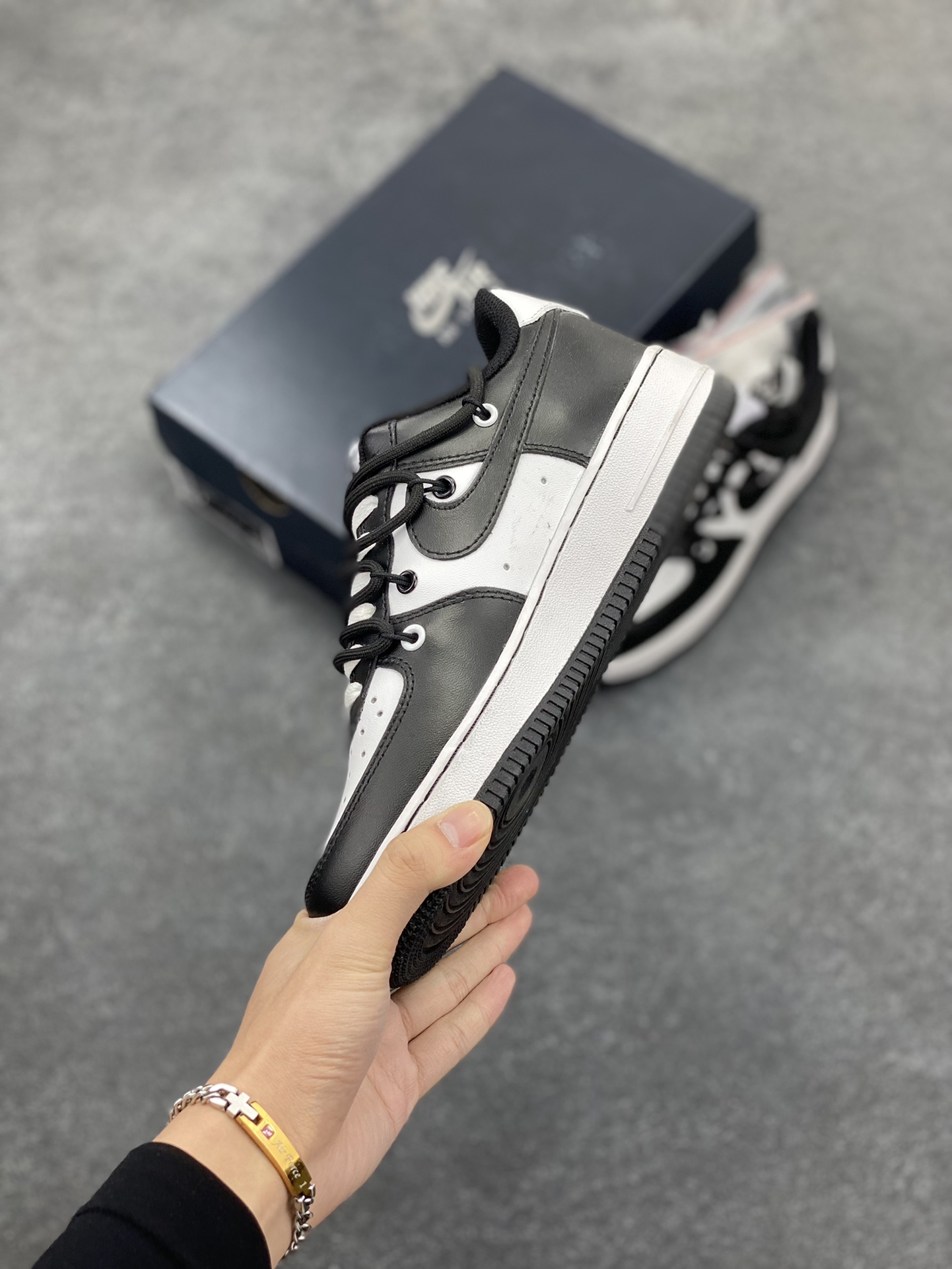 图片[3]-福利特价 Nike Air Force 1 Low “黑白熊猫绑带” 原楦头原纸板 打造纯正空军版型专注外贸渠道 全掌内置蜂窝气垫 原盒配件 原厂中底钢印、拉帮完美 货号：CV1724-108 尺码：36 36.5 37.5 38 38.5 39 40 40.5 41 42 42.5 43 44 44.5 45-选品中心