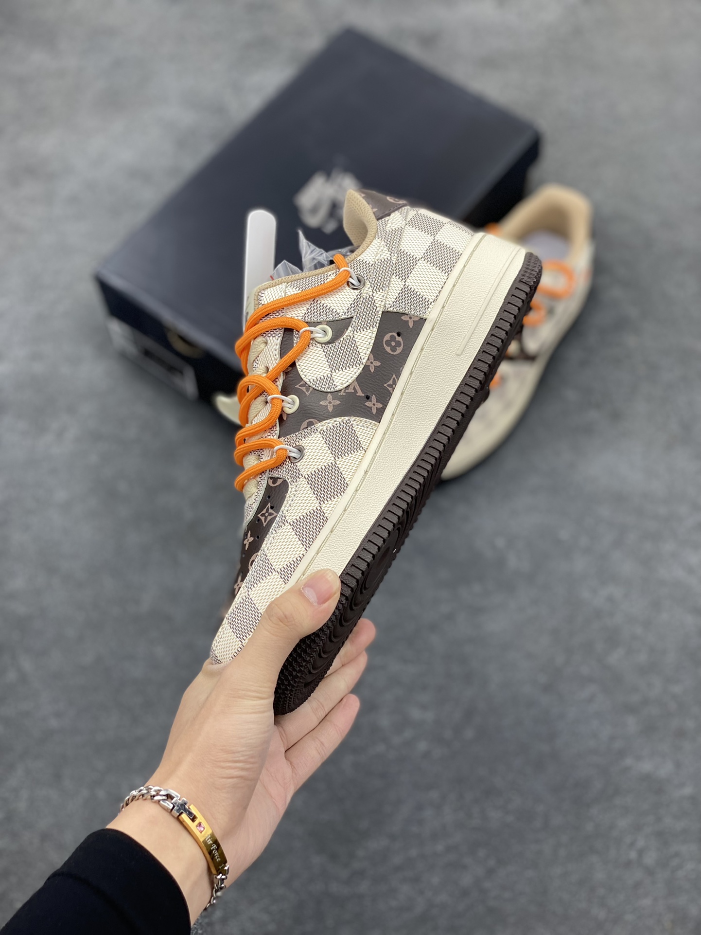 图片[3]-福利特价 Nike Air Force 1\’07 Low LV绑带解构 空军一号休闲运动板鞋 原楦头原纸板 纯正空军版型专注外贸渠道 全掌内置蜂窝气垫 #原盒配件 原厂中底钢印、拉帮完美 货号：CV1724-112 尺码：36 36.5 37.5 38 38.5 39 40 40.5 41 42 42.5 43 44 44.5 45-选品中心